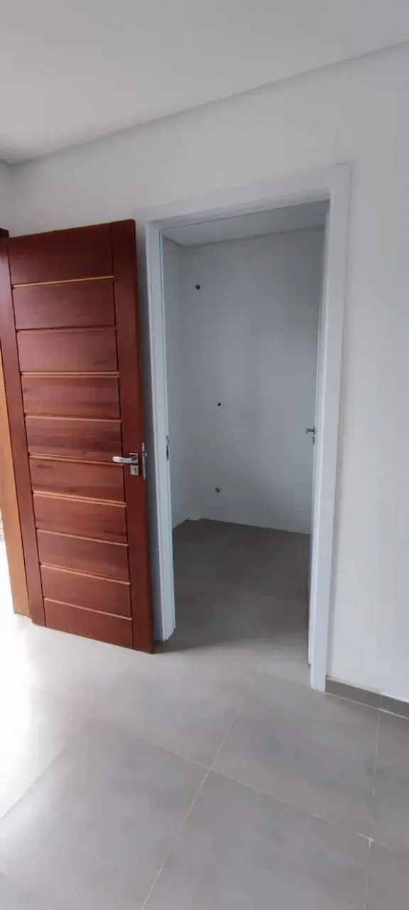 Casa com 2 Dormitórios sendo 1 suíte e 1 vaga na Garagem em Navegantes.