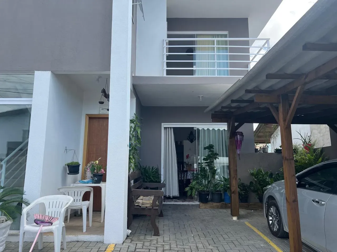 Apartamento com 1 dormitório sendo 1 suíte e 1 vaga de garagem em Balneário Piçarras/SC