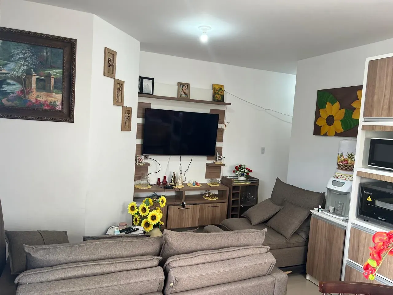 Apartamento com 1 dormitório sendo 1 suíte e 1 vaga de garagem em Balneário Piçarras/SC