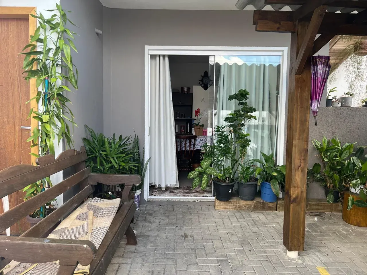 Apartamento com 1 dormitório sendo 1 suíte e 1 vaga de garagem em Balneário Piçarras/SC