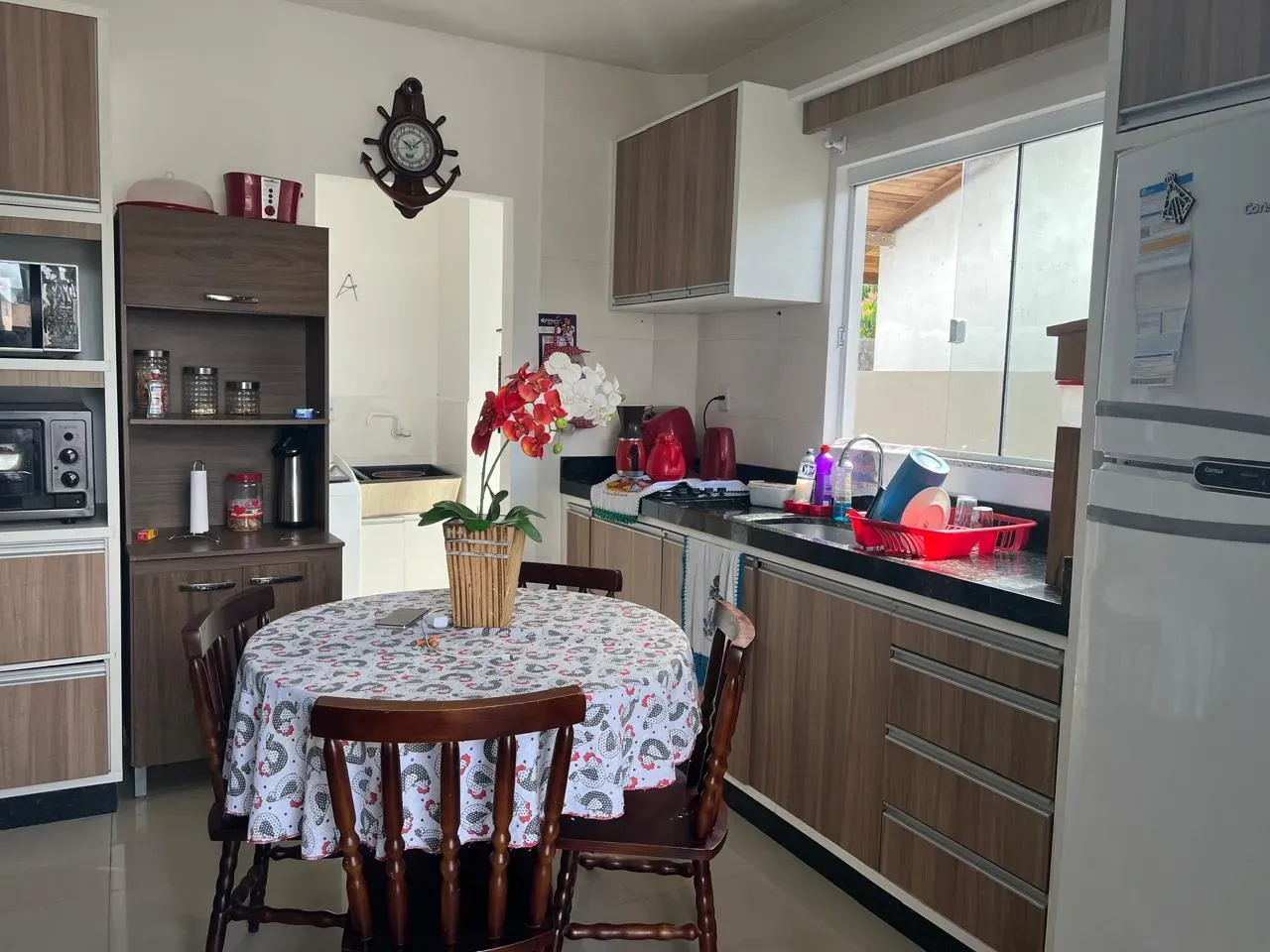 Apartamento com 1 dormitório sendo 1 suíte e 1 vaga de garagem em Balneário Piçarras/SC