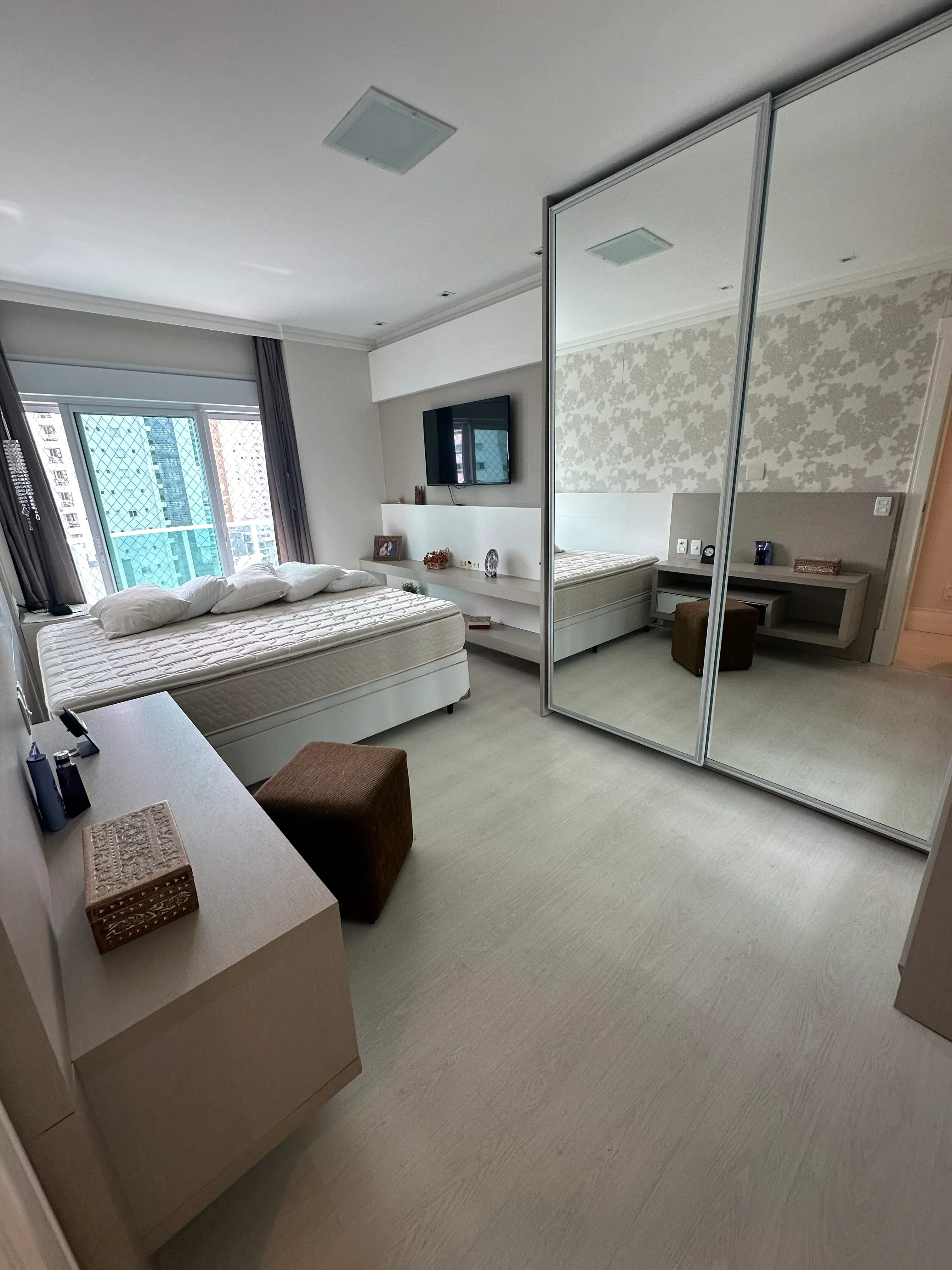 Apartamento alto padrão com 3 suítes e 4 vagas de garagem em - Balneário Camboriú/SC