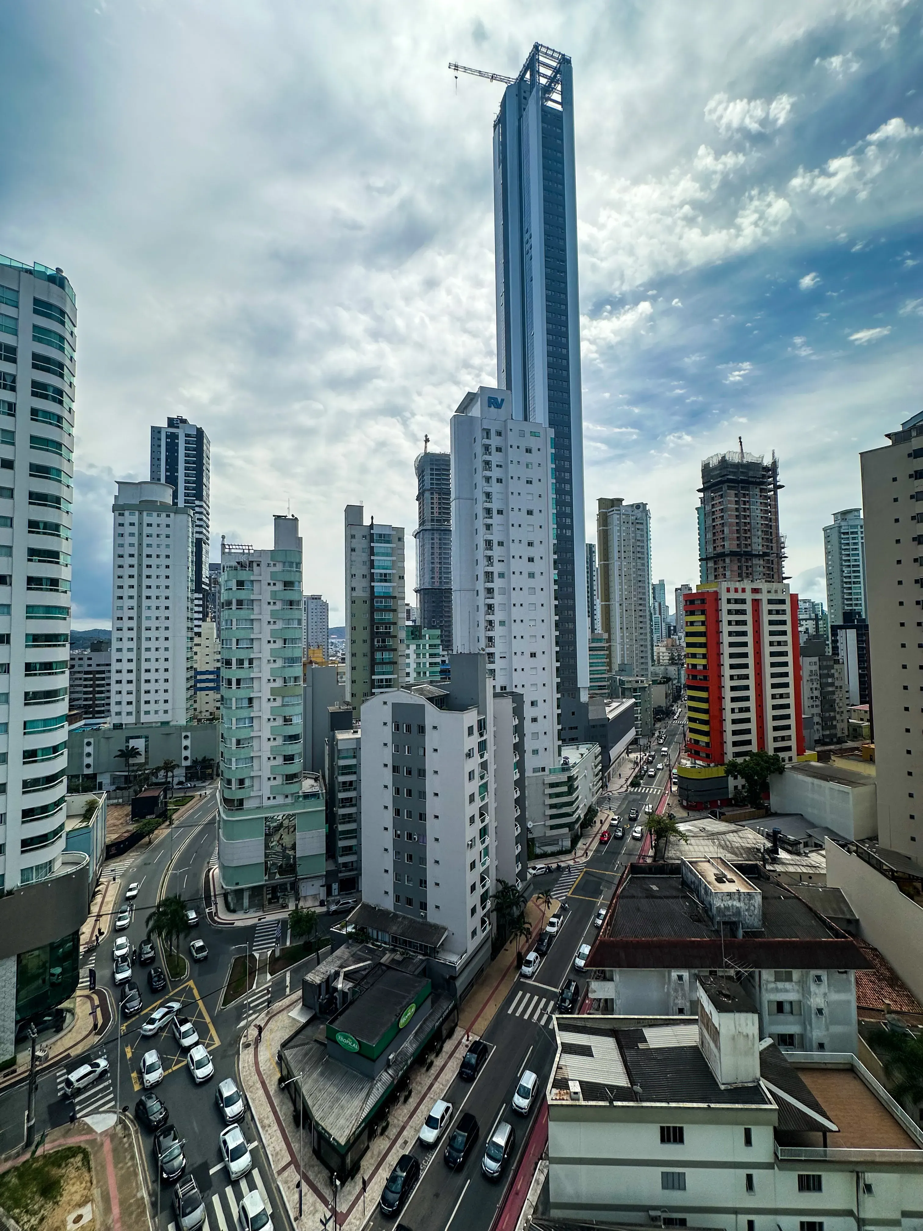 Apartamento alto padrão com 3 suítes e 4 vagas de garagem em - Balneário Camboriú/SC