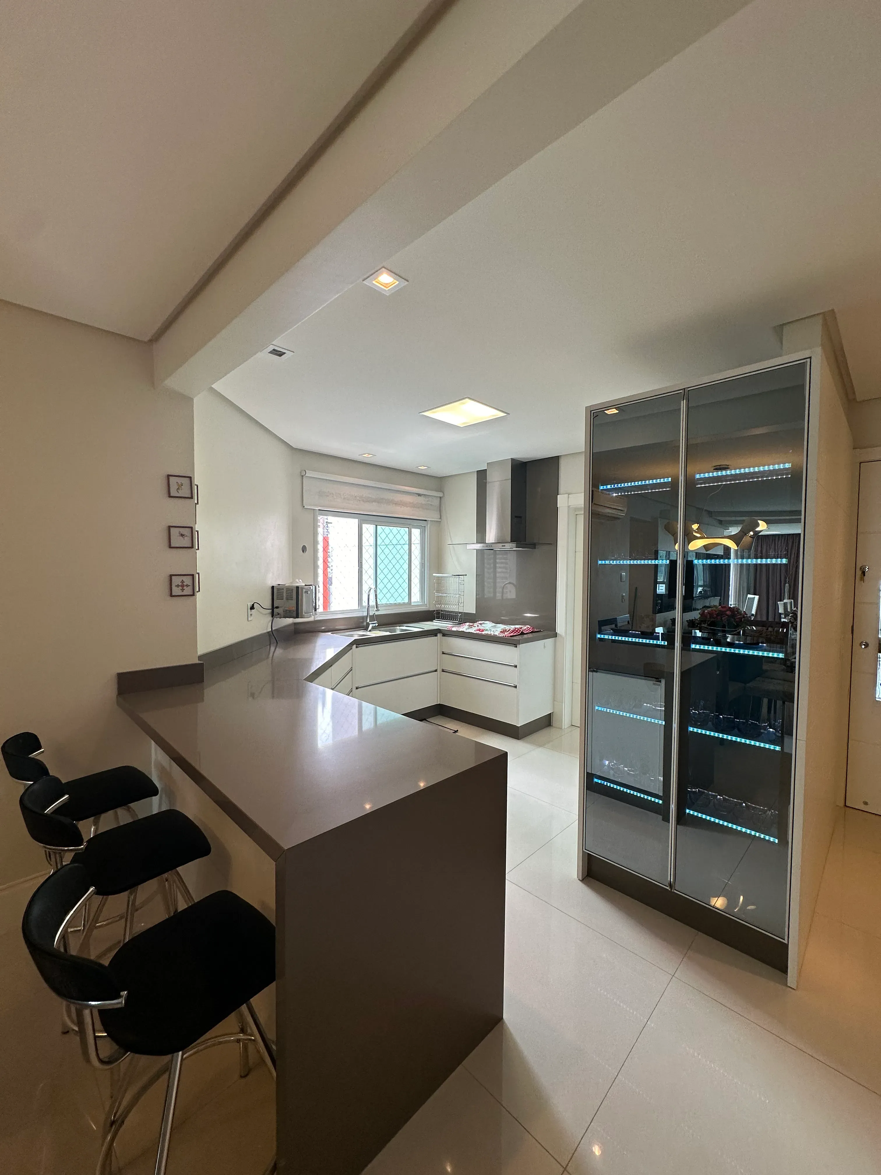Apartamento alto padrão com 3 suítes e 4 vagas de garagem em - Balneário Camboriú/SC