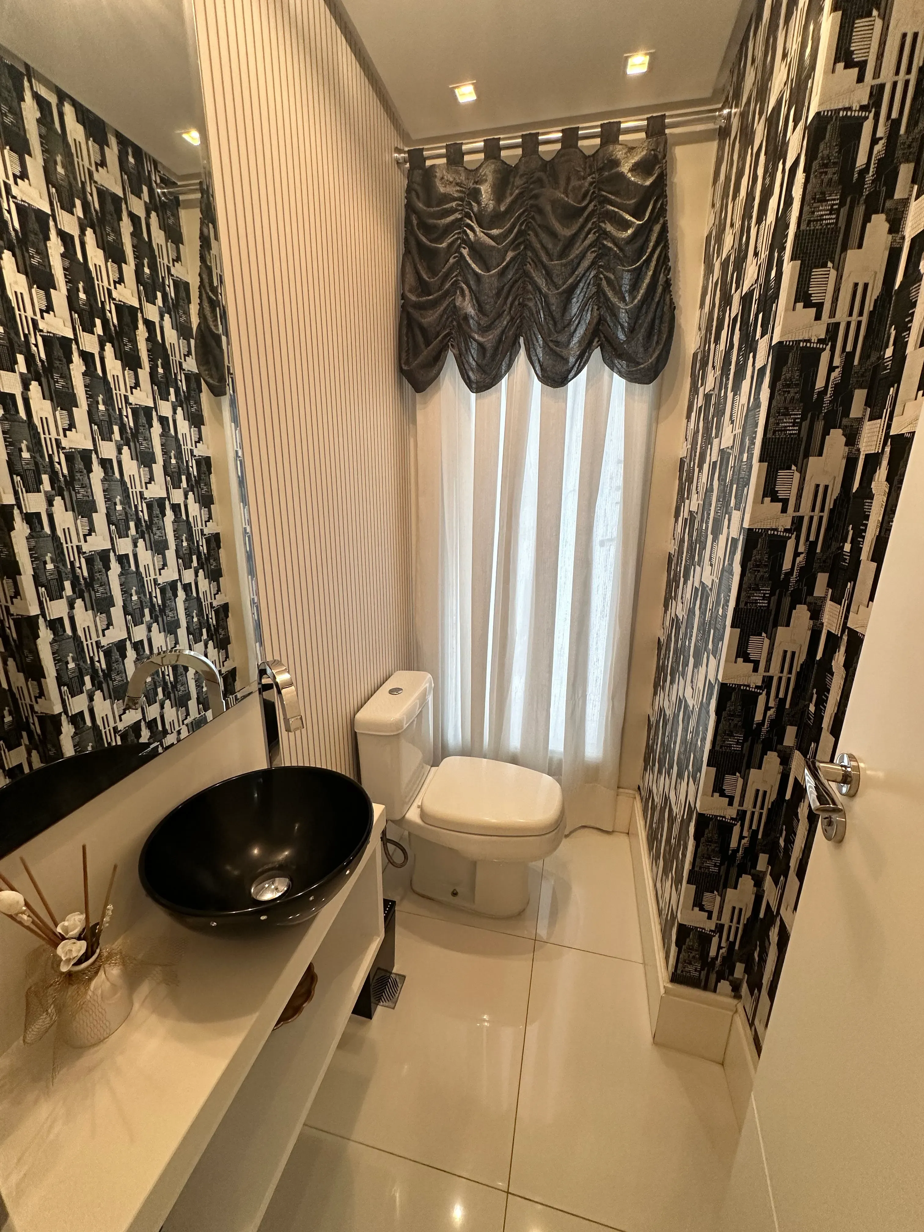 Apartamento alto padrão com 3 suítes e 4 vagas de garagem em - Balneário Camboriú/SC