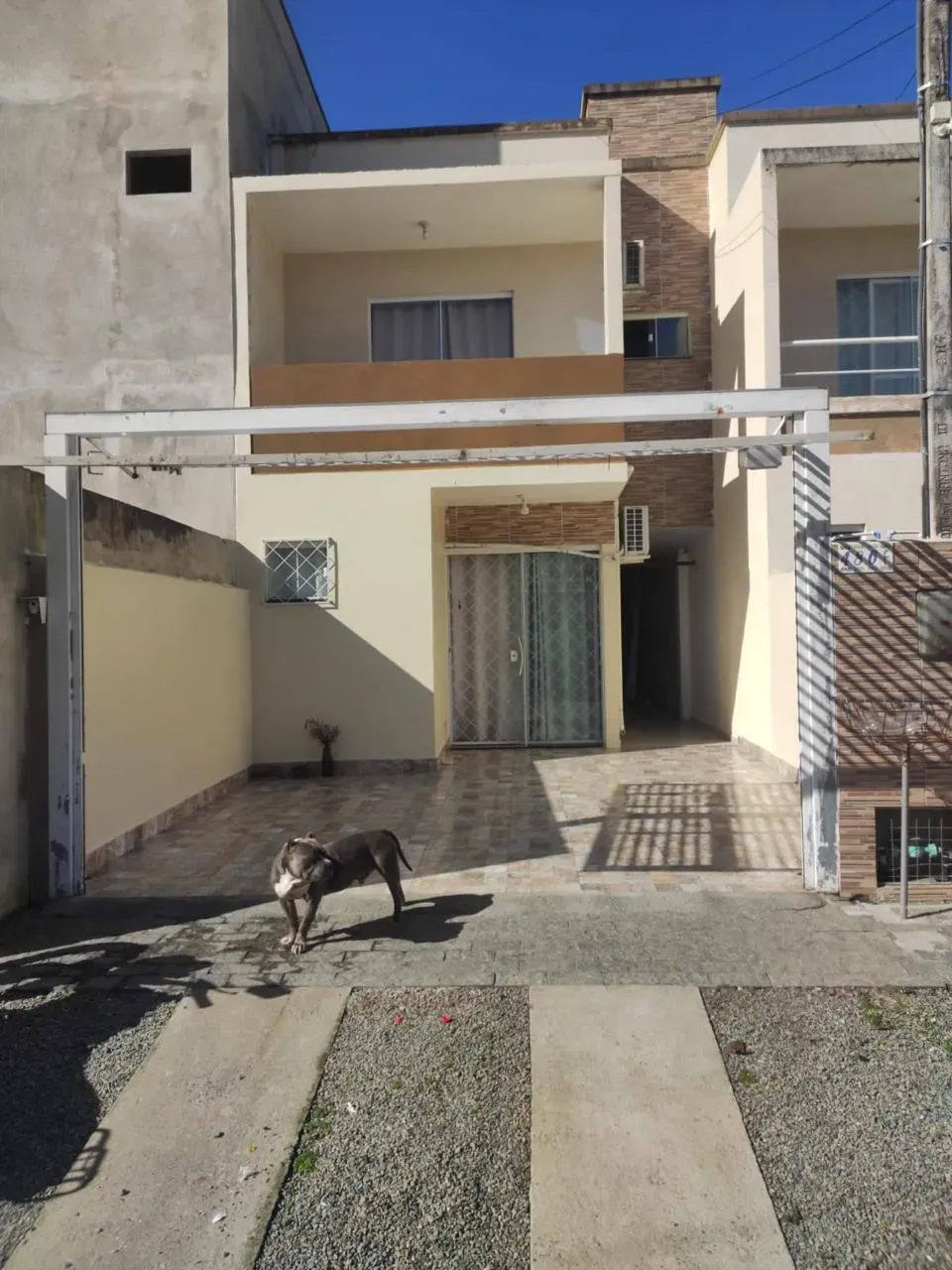 Sobrado com 2 suítes e 1 vaga na garagem, a 350m da praia em - Balneário Piçarras/SC