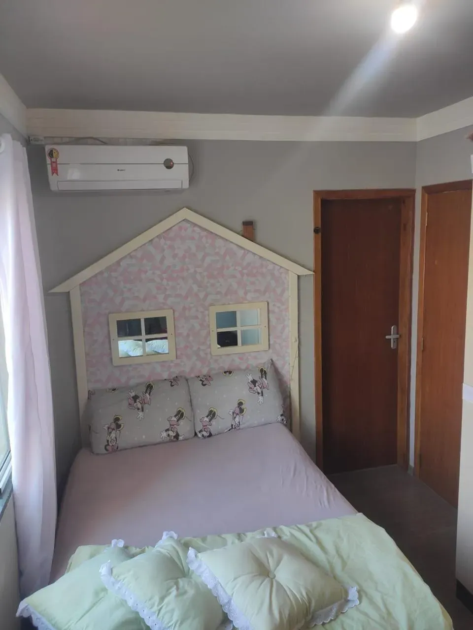 Sobrado com 2 suítes e 1 vaga na garagem, a 350m da praia em - Balneário Piçarras/SC