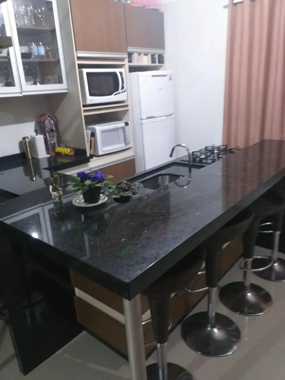 Sobrado com 2 suítes e 1 vaga na garagem, a 350m da praia em - Balneário Piçarras/SC