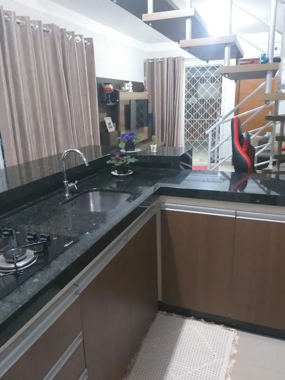 Sobrado com 2 suítes e 1 vaga na garagem, a 350m da praia em - Balneário Piçarras/SC