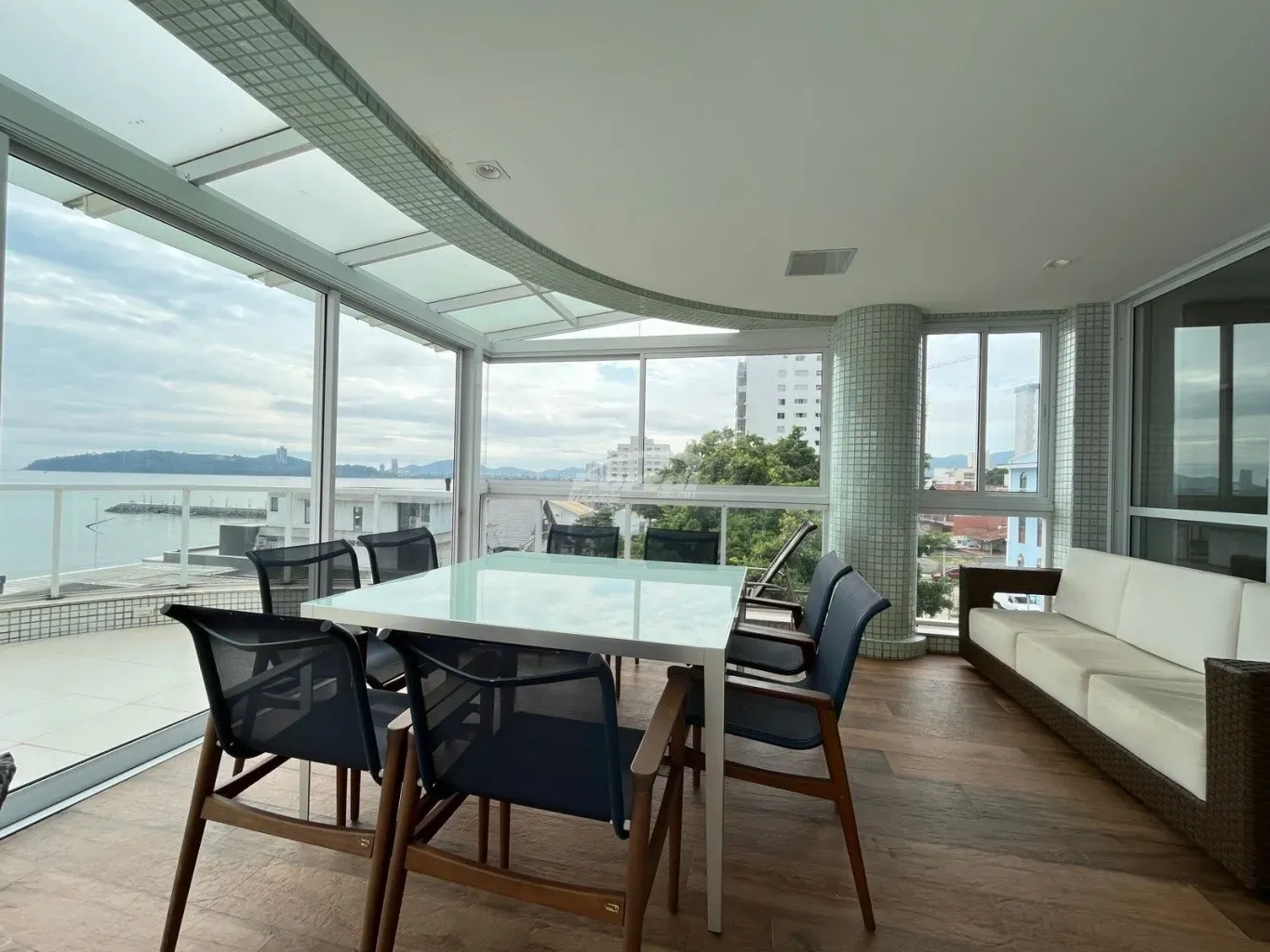 Apartamento vista mar com 3 dormitórios sendo 2 suítes e um dormitório com 2  vagas em Piçarras SC