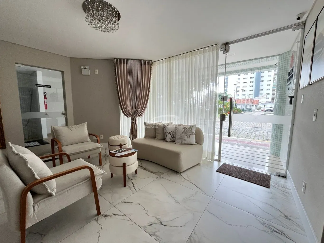 Apartamento vista mar com 3 dormitórios sendo 2 suítes e um dormitório com 2  vagas em Piçarras SC