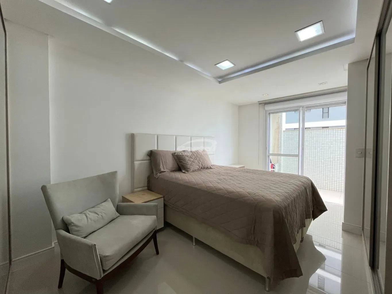 Apartamento vista mar com 3 dormitórios sendo 2 suítes e um dormitório com 2  vagas em Piçarras SC