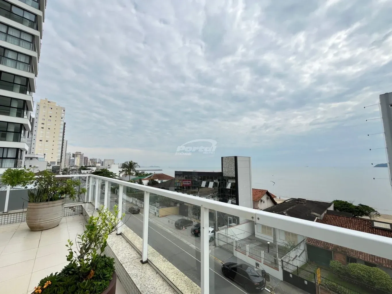 Apartamento vista mar com 3 dormitórios sendo 2 suítes e um dormitório com 2  vagas em Piçarras SC