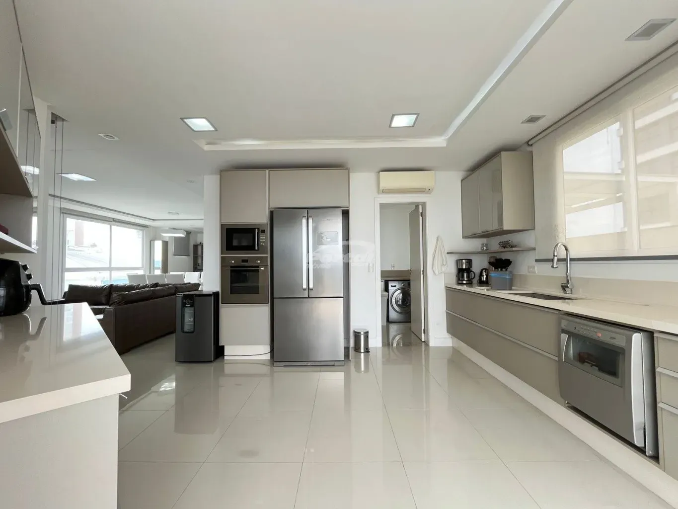 Apartamento vista mar com 3 dormitórios sendo 2 suítes e um dormitório com 2  vagas em Piçarras SC