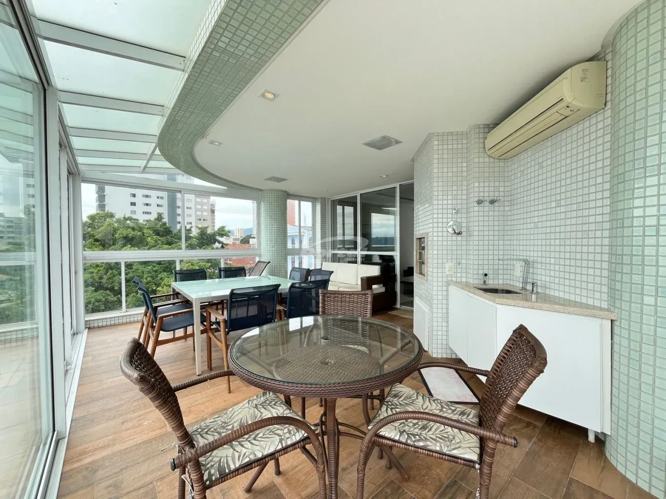 Apartamento vista mar com 3 dormitórios sendo 2 suítes e um dormitório com 2  vagas em Piçarras SC