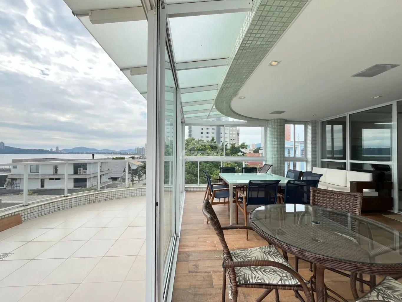 Apartamento vista mar com 3 dormitórios sendo 2 suítes e um dormitório com 2  vagas em Piçarras SC