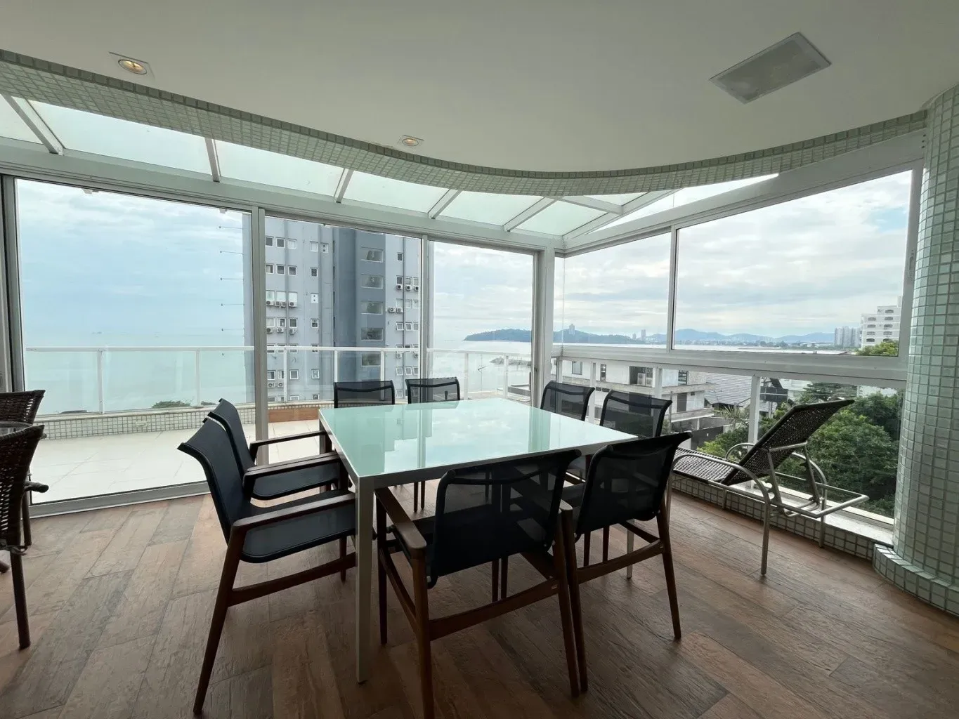 Apartamento vista mar com 3 dormitórios sendo 2 suítes e um dormitório com 2  vagas em Piçarras SC