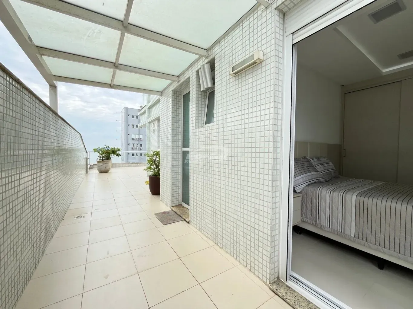 Apartamento vista mar com 3 dormitórios sendo 2 suítes e um dormitório com 2  vagas em Piçarras SC