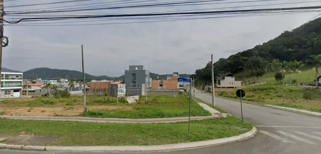 Terreno de esquina com 543,58 m² no Bairro da Barra em Balneário Camboriú SC