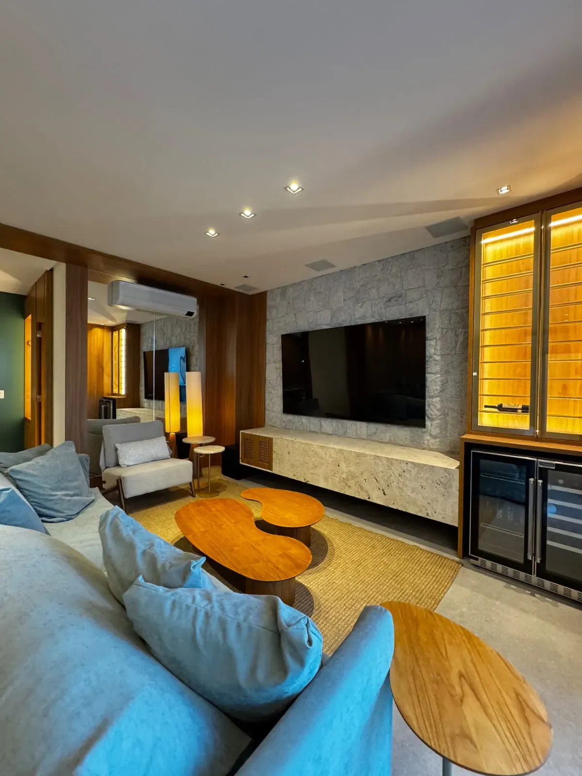 Apartamento decorado com 3 suítes e 2 vagas na garagem em Balneário Piçarras