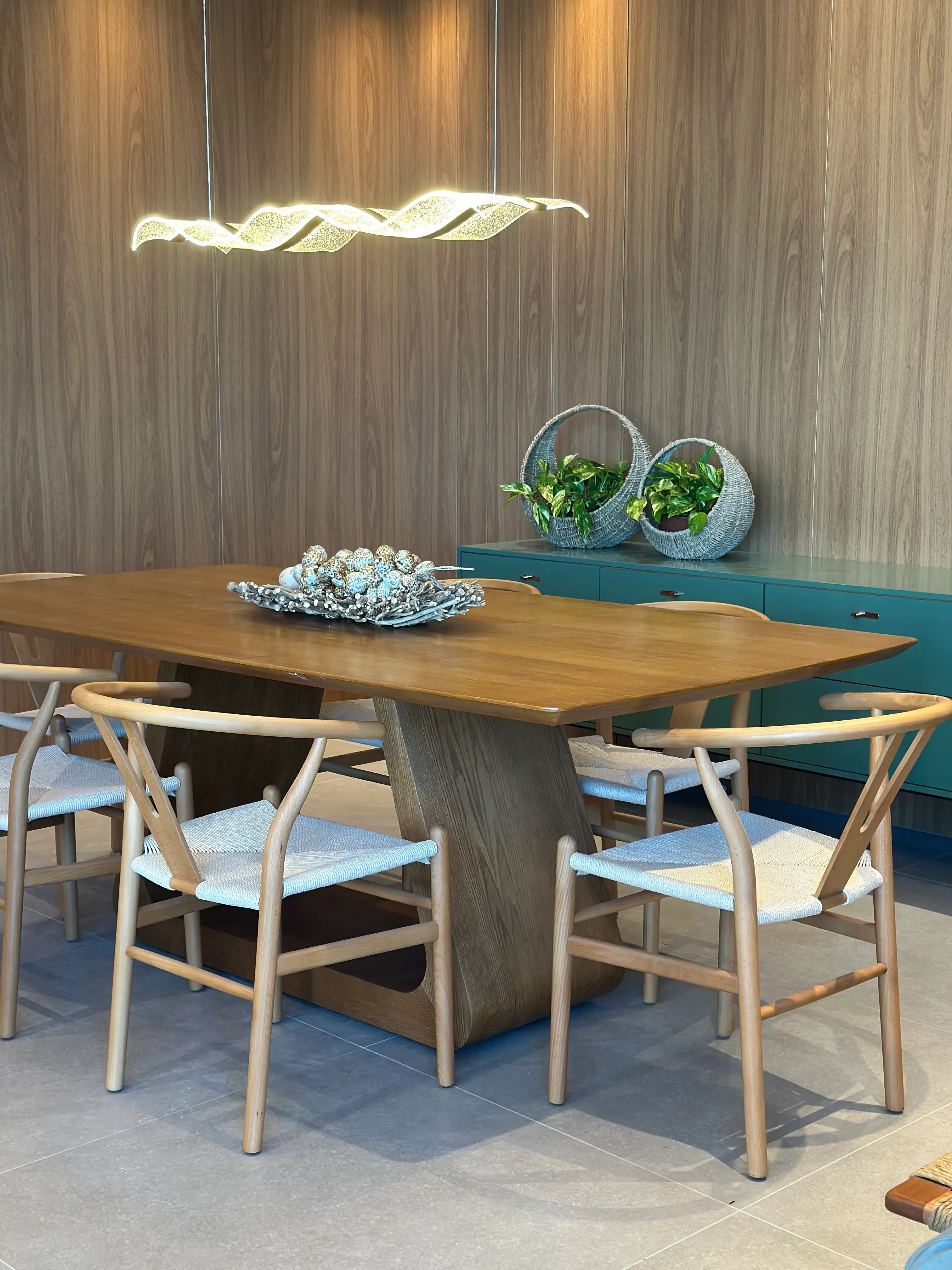 Apartamento decorado com 3 suítes e 2 vagas na garagem em Balneário Piçarras