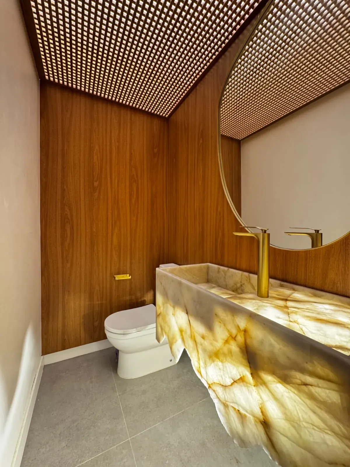 Apartamento decorado com 3 suítes e 2 vagas na garagem em Balneário Piçarras