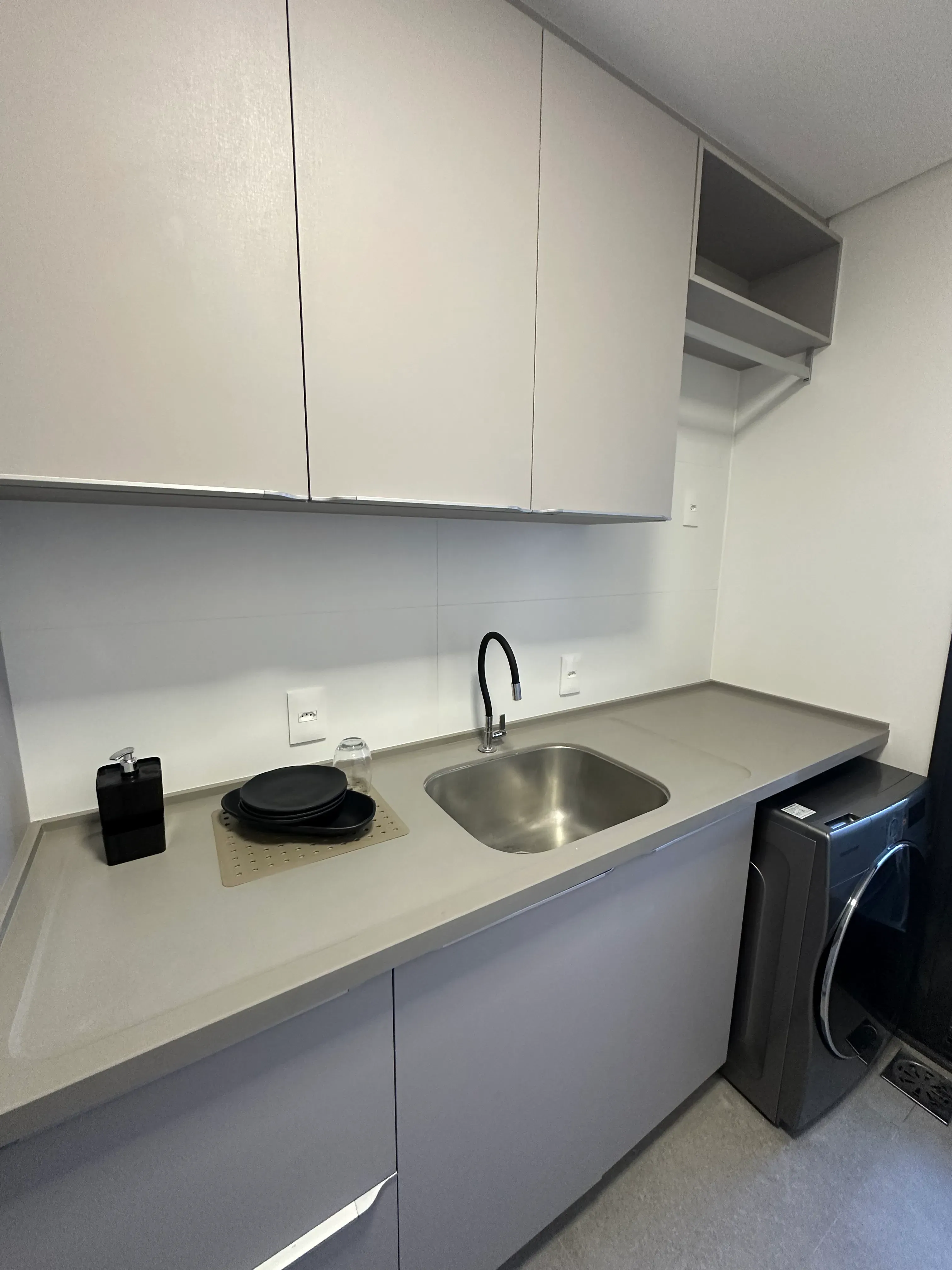 Apartamento decorado com 3 suítes e 2 vagas na garagem em Balneário Piçarras