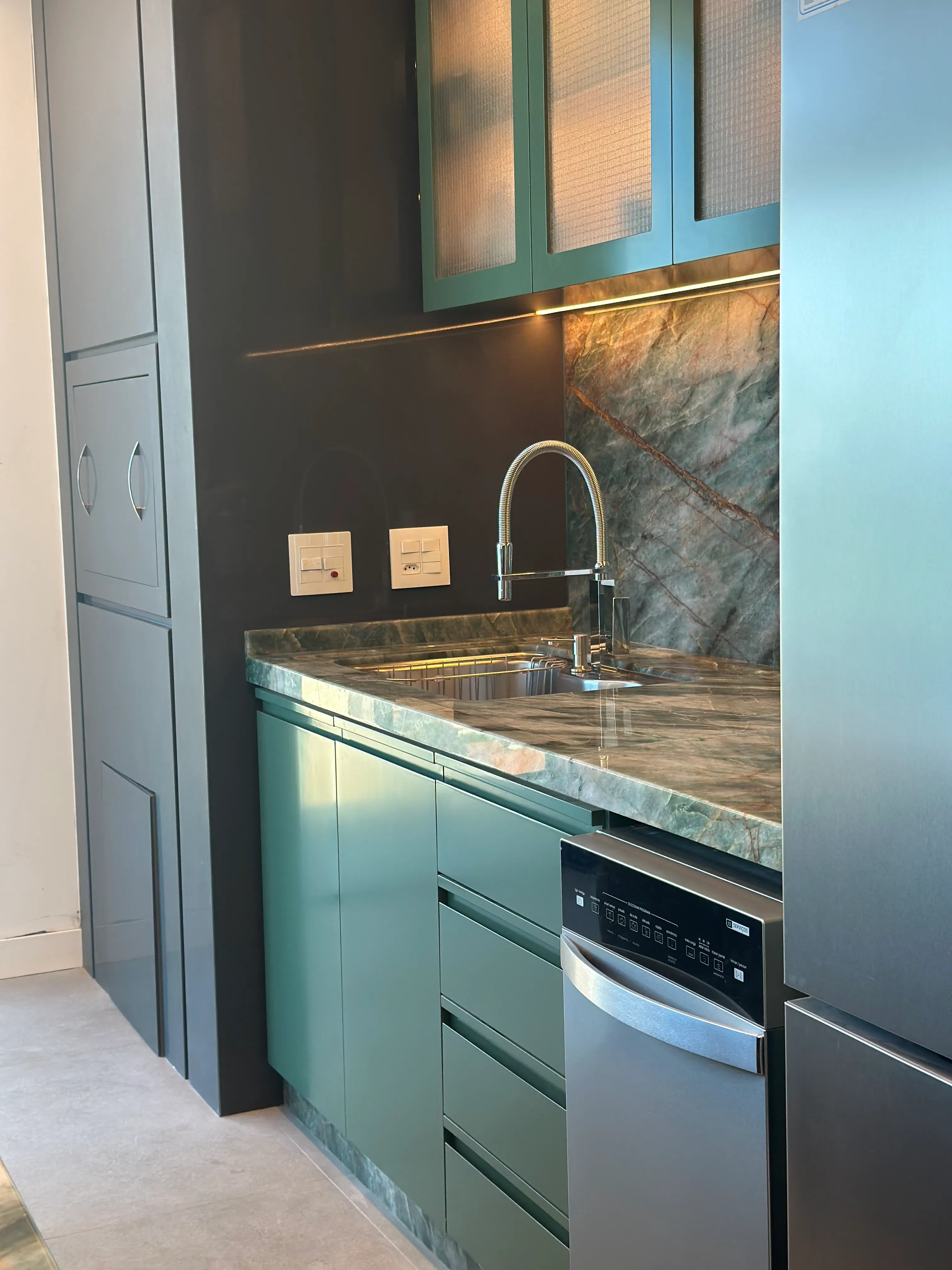 Apartamento decorado com 3 suítes e 2 vagas na garagem em Balneário Piçarras