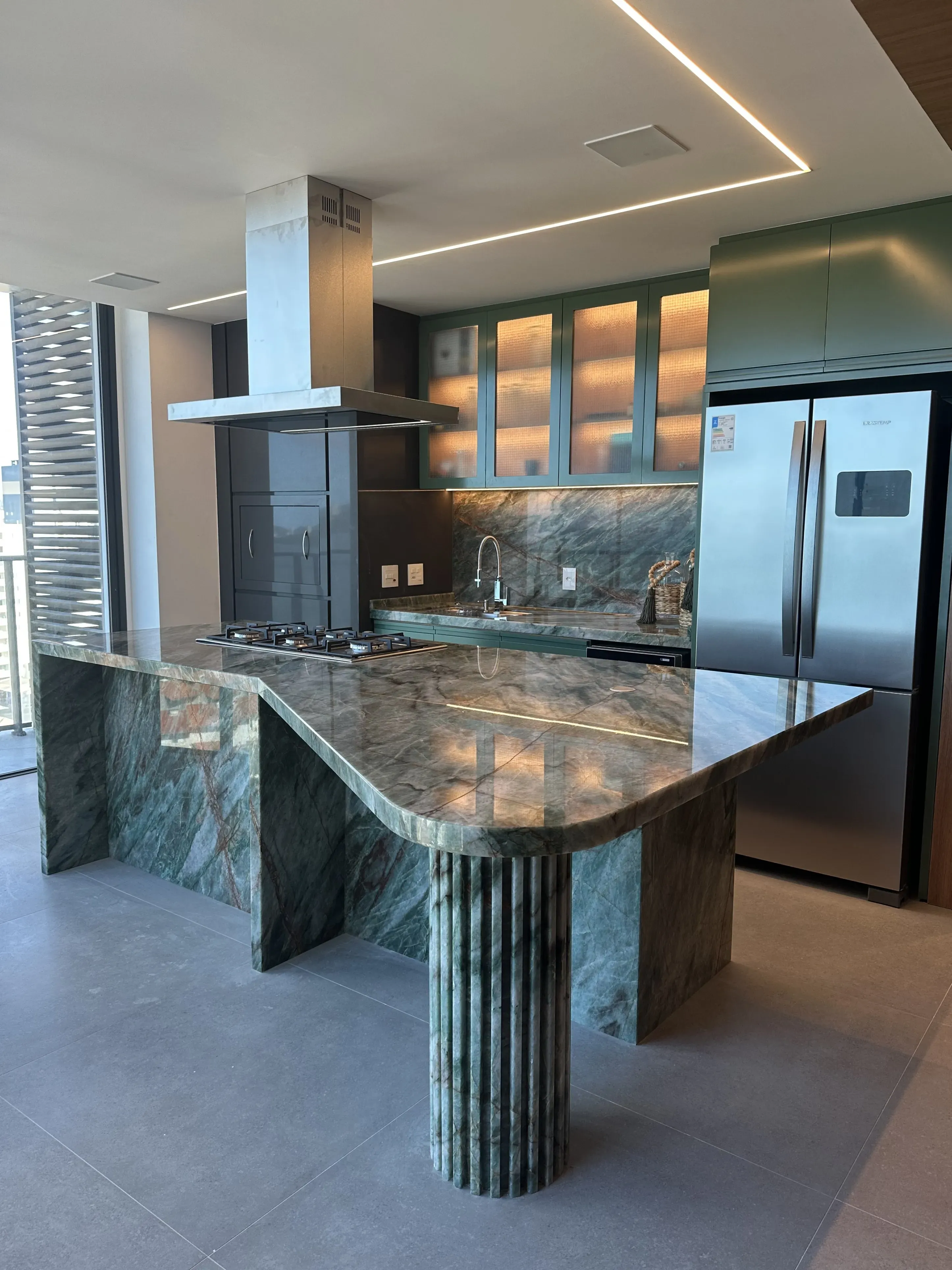 Apartamento decorado com 3 suítes e 2 vagas na garagem em Balneário Piçarras