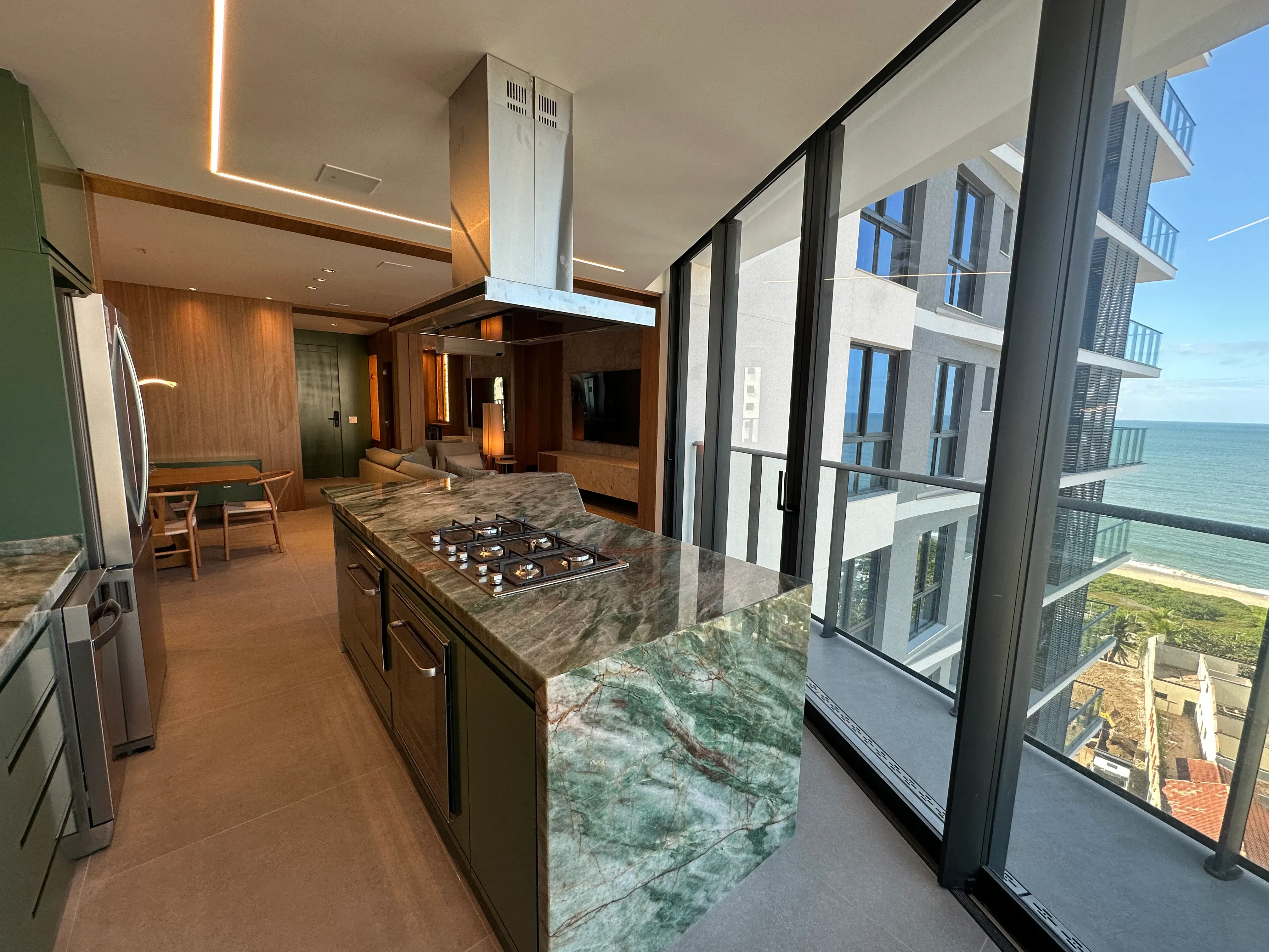 Apartamento decorado com 3 suítes e 2 vagas na garagem em Balneário Piçarras