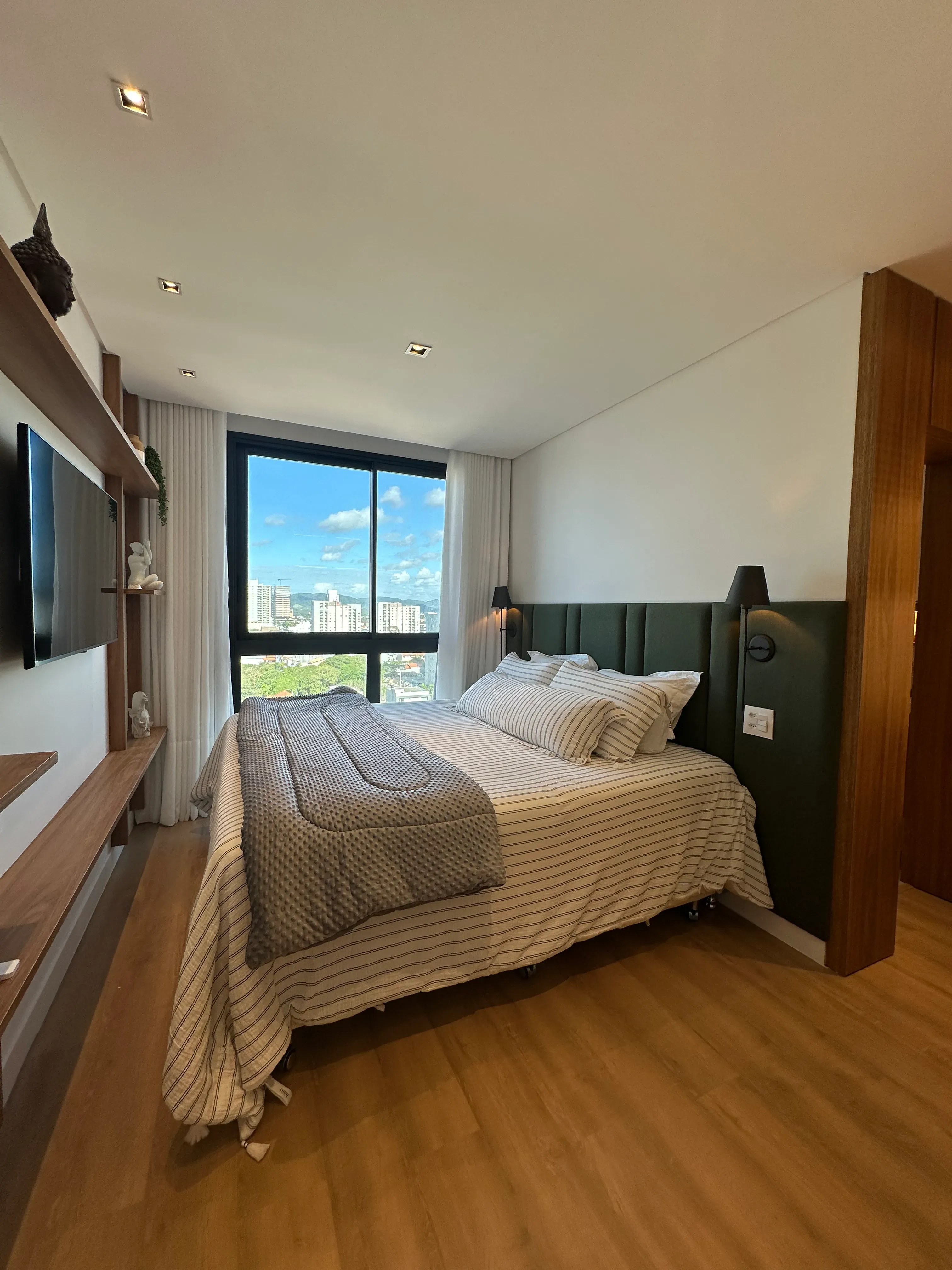 Apartamento decorado com 3 suítes e 2 vagas na garagem em Balneário Piçarras