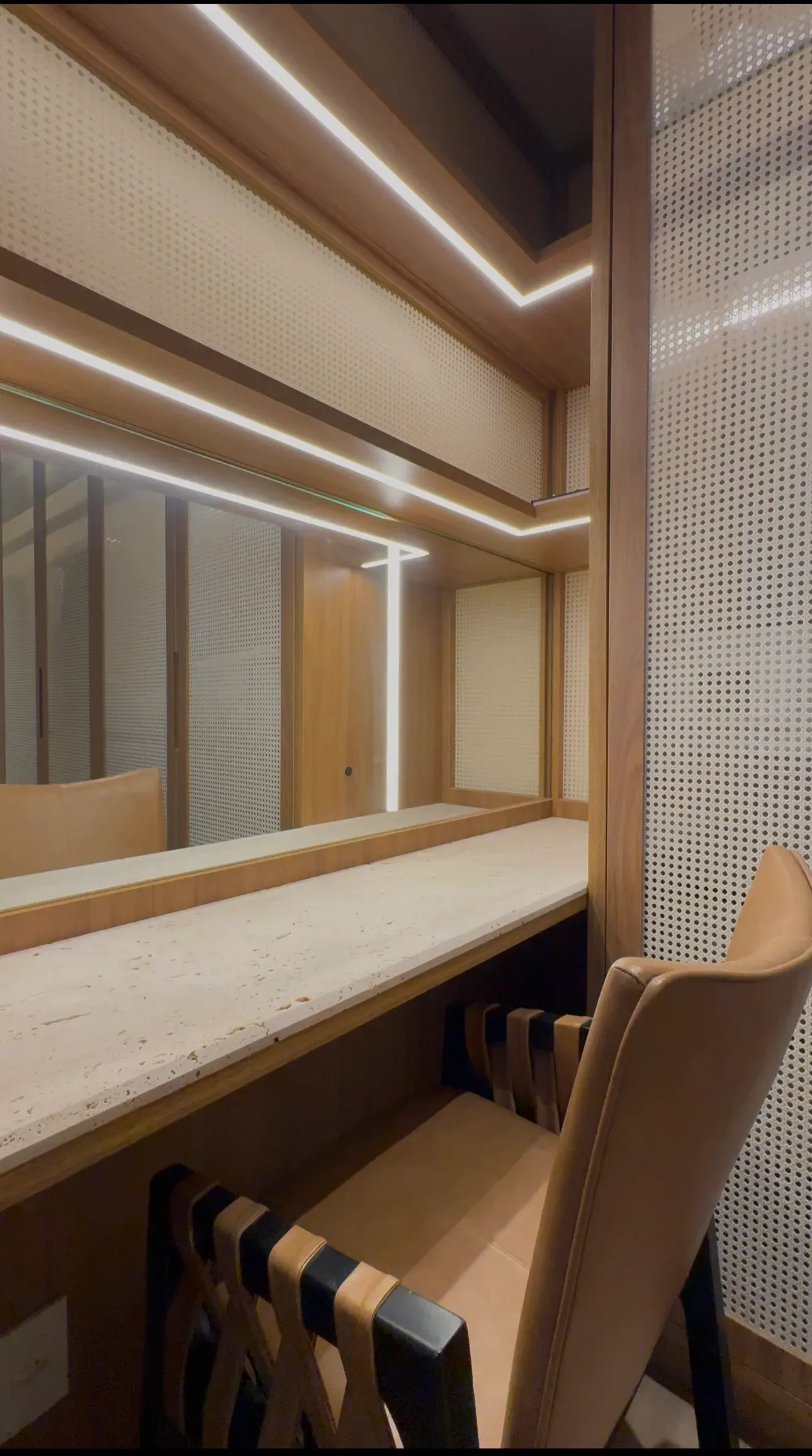 Apartamento decorado com 3 suítes e 2 vagas na garagem em Balneário Piçarras