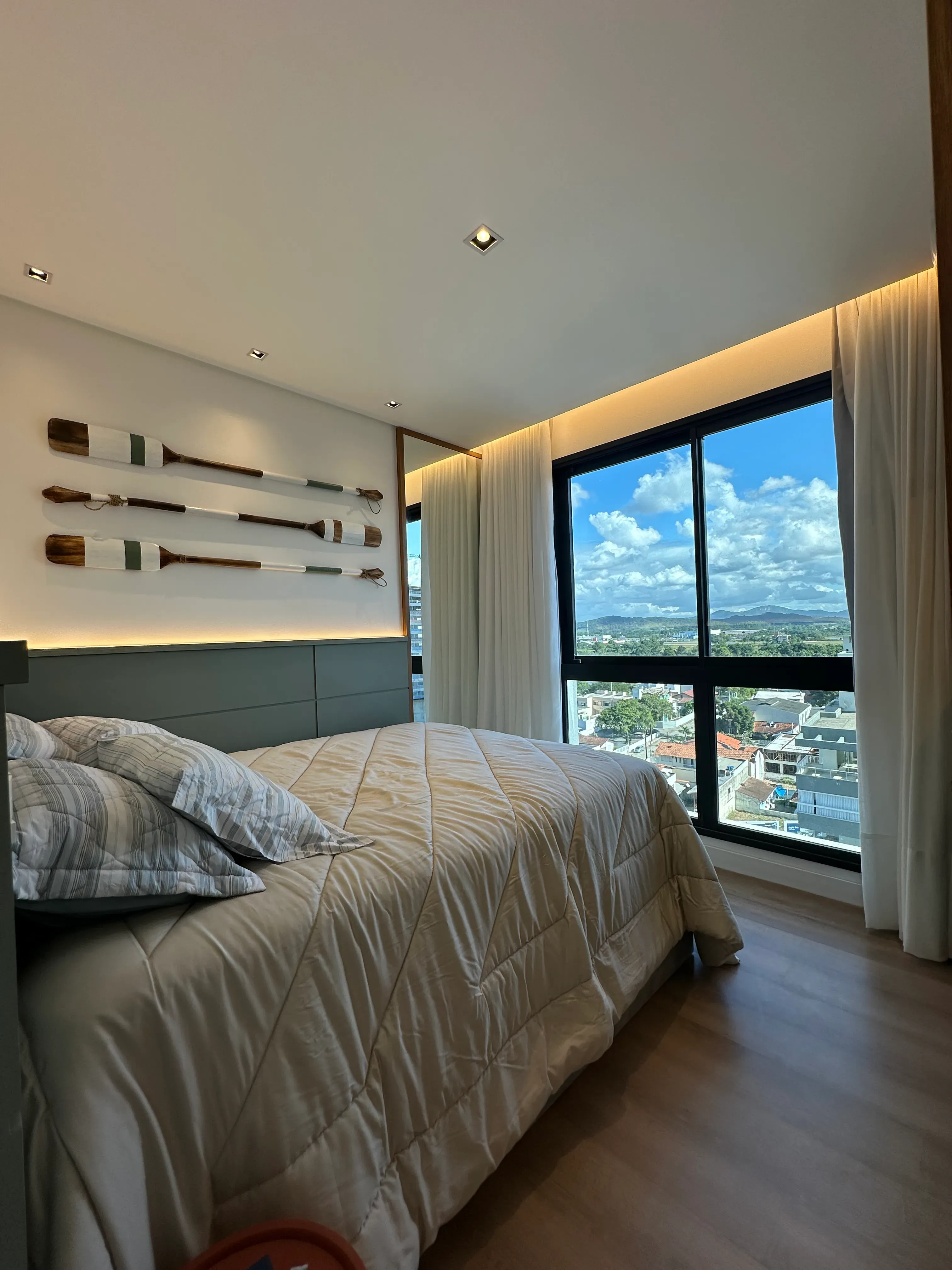 Apartamento decorado com 3 suítes e 2 vagas na garagem em Balneário Piçarras