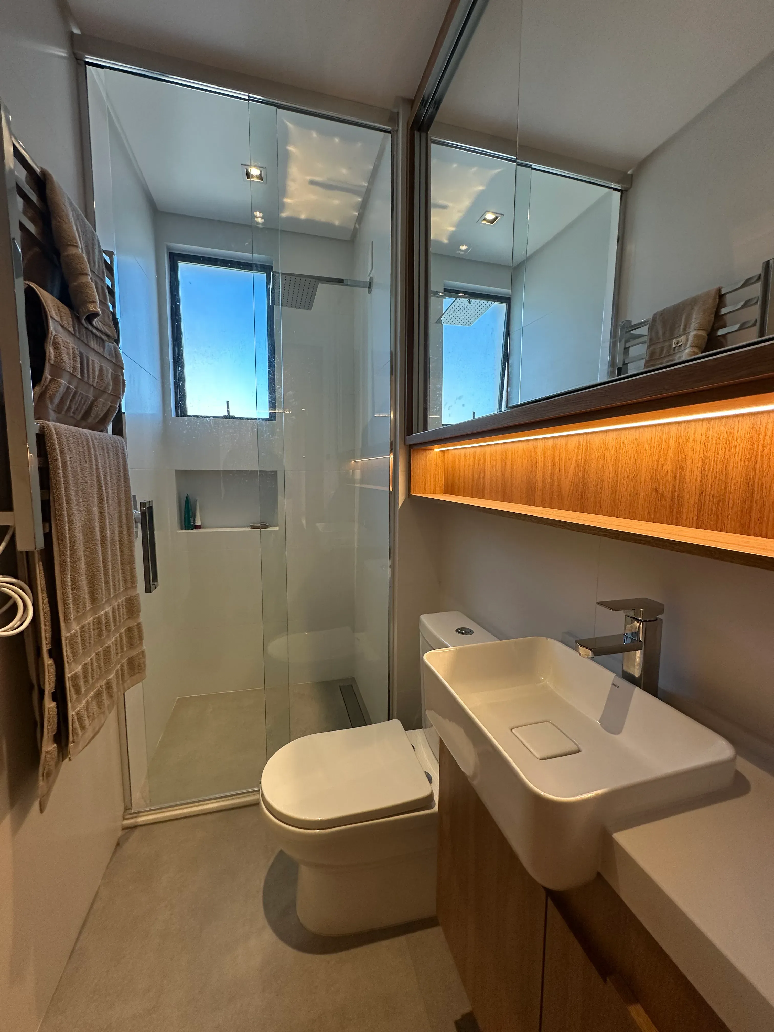 Apartamento decorado com 3 suítes e 2 vagas na garagem em Balneário Piçarras