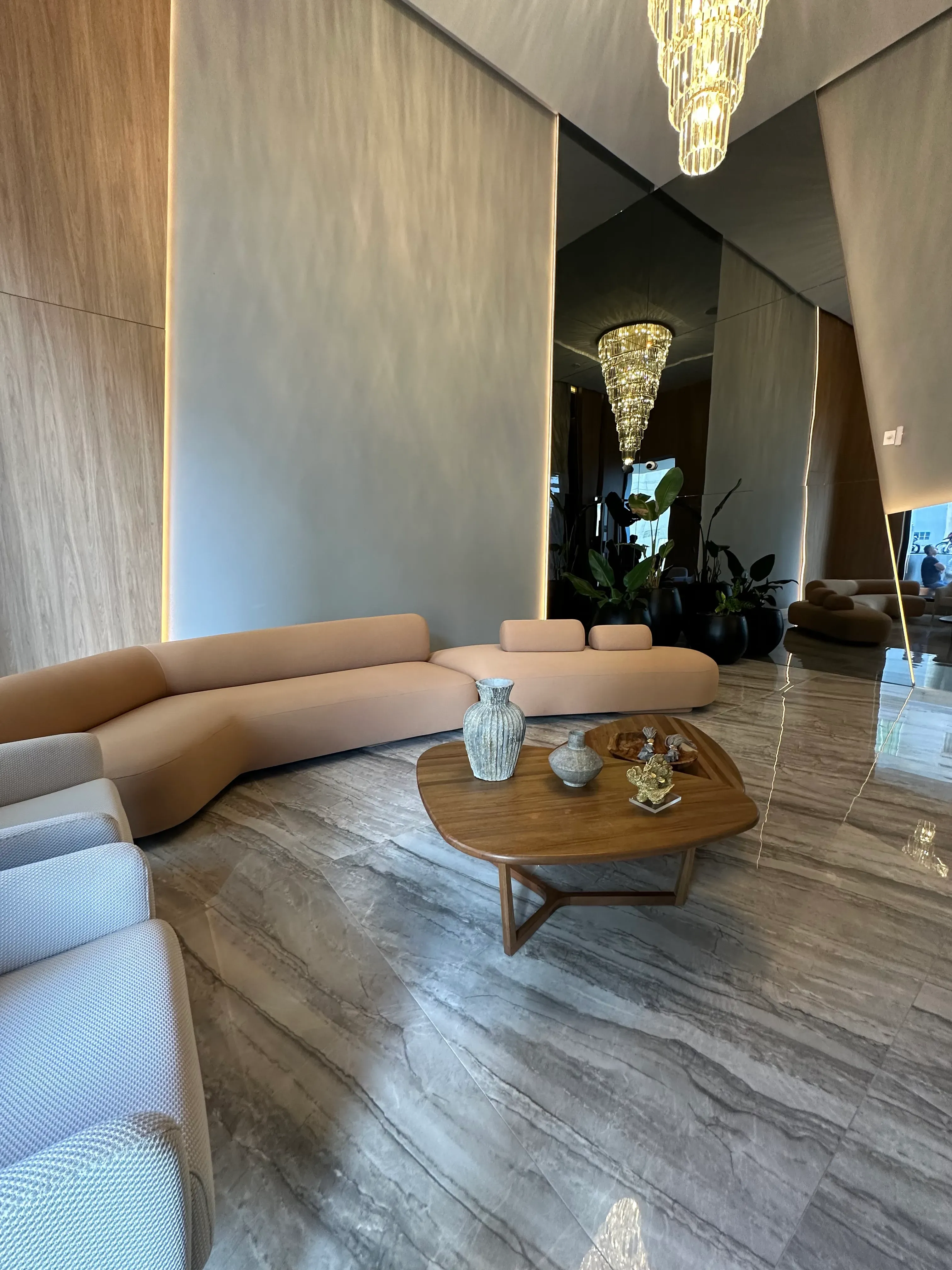 Apartamento decorado com 3 suítes e 2 vagas na garagem em Balneário Piçarras