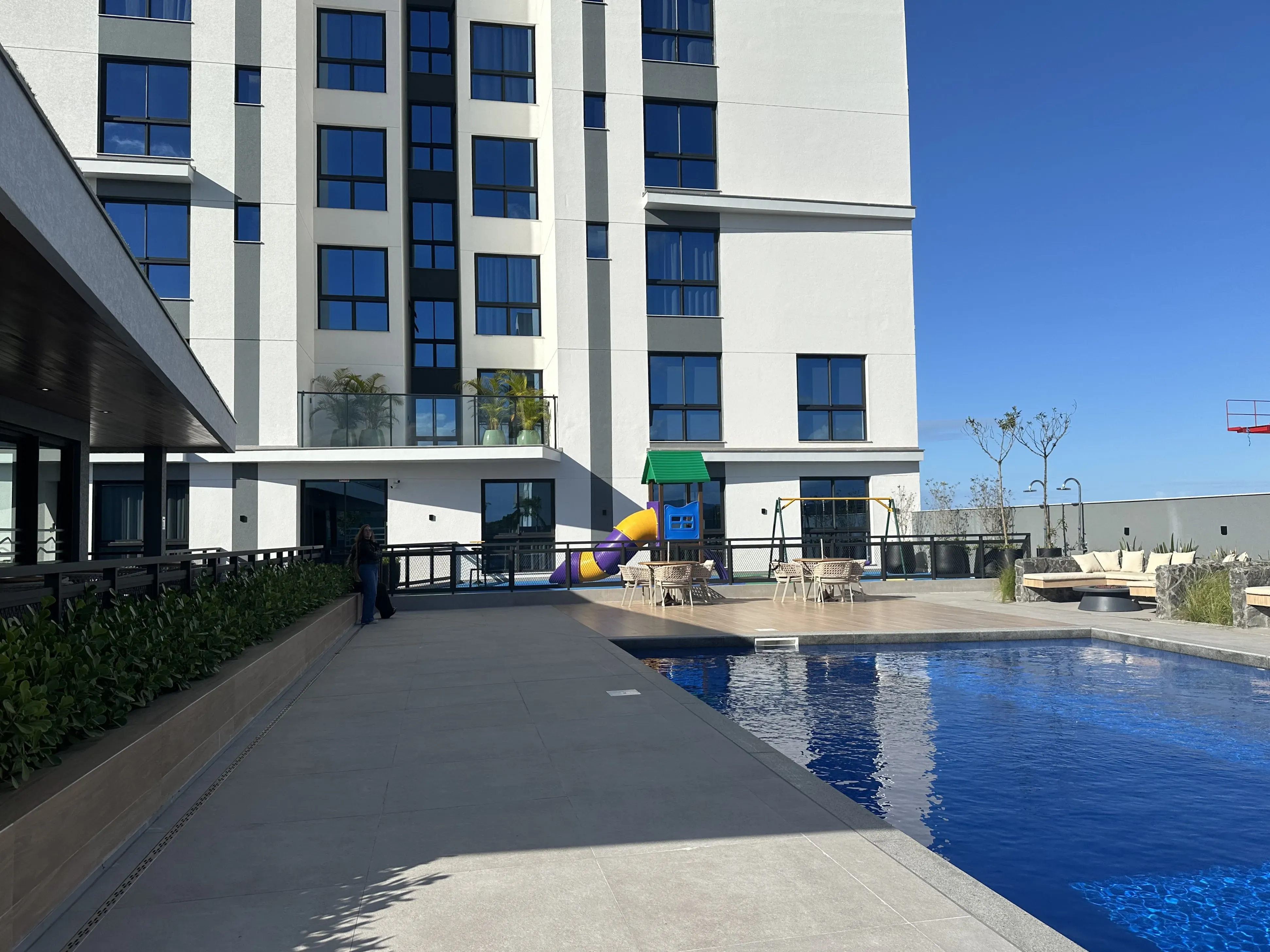 Apartamento decorado com 3 suítes e 2 vagas na garagem em Balneário Piçarras