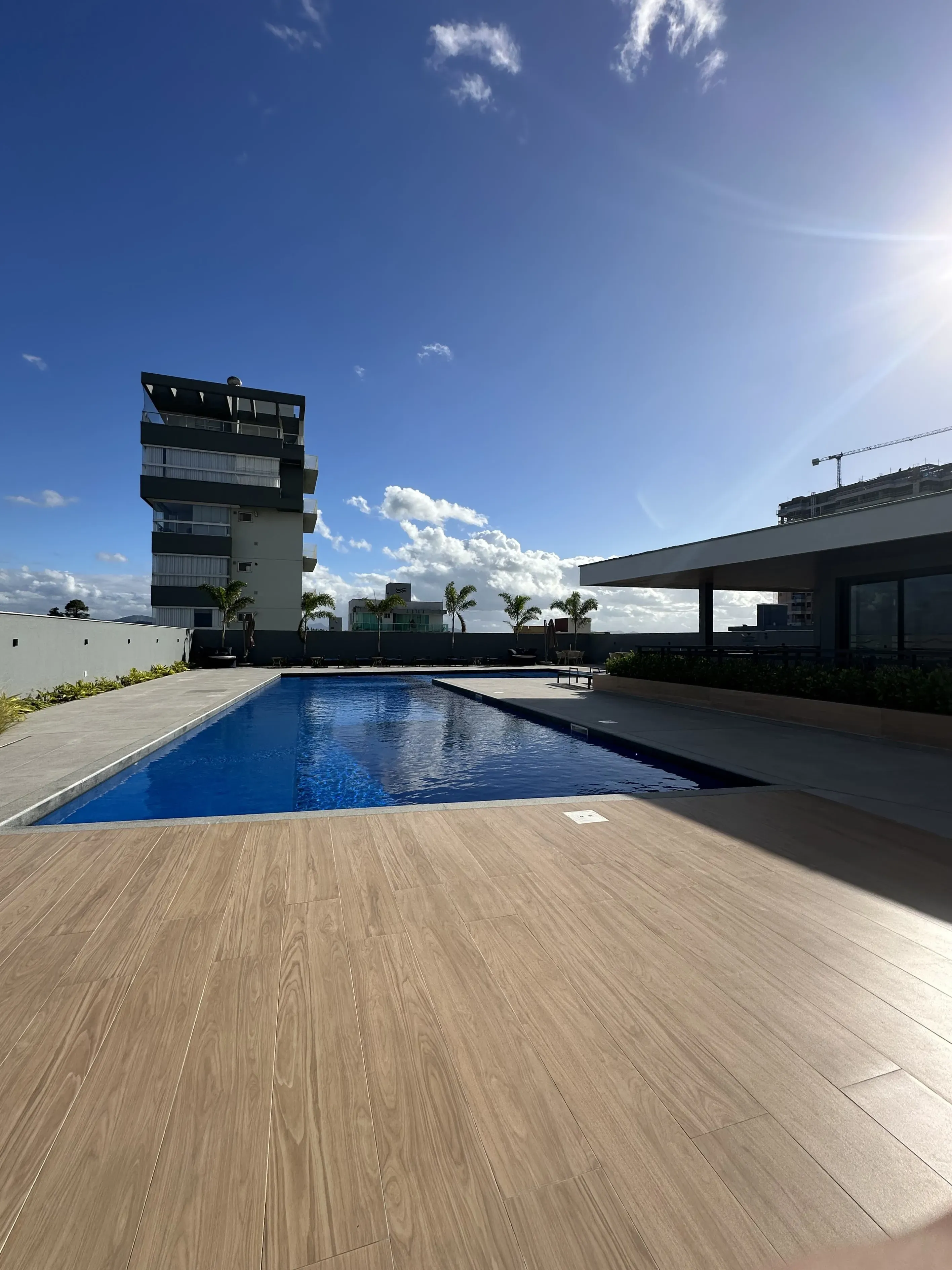 Apartamento decorado com 3 suítes e 2 vagas na garagem em Balneário Piçarras