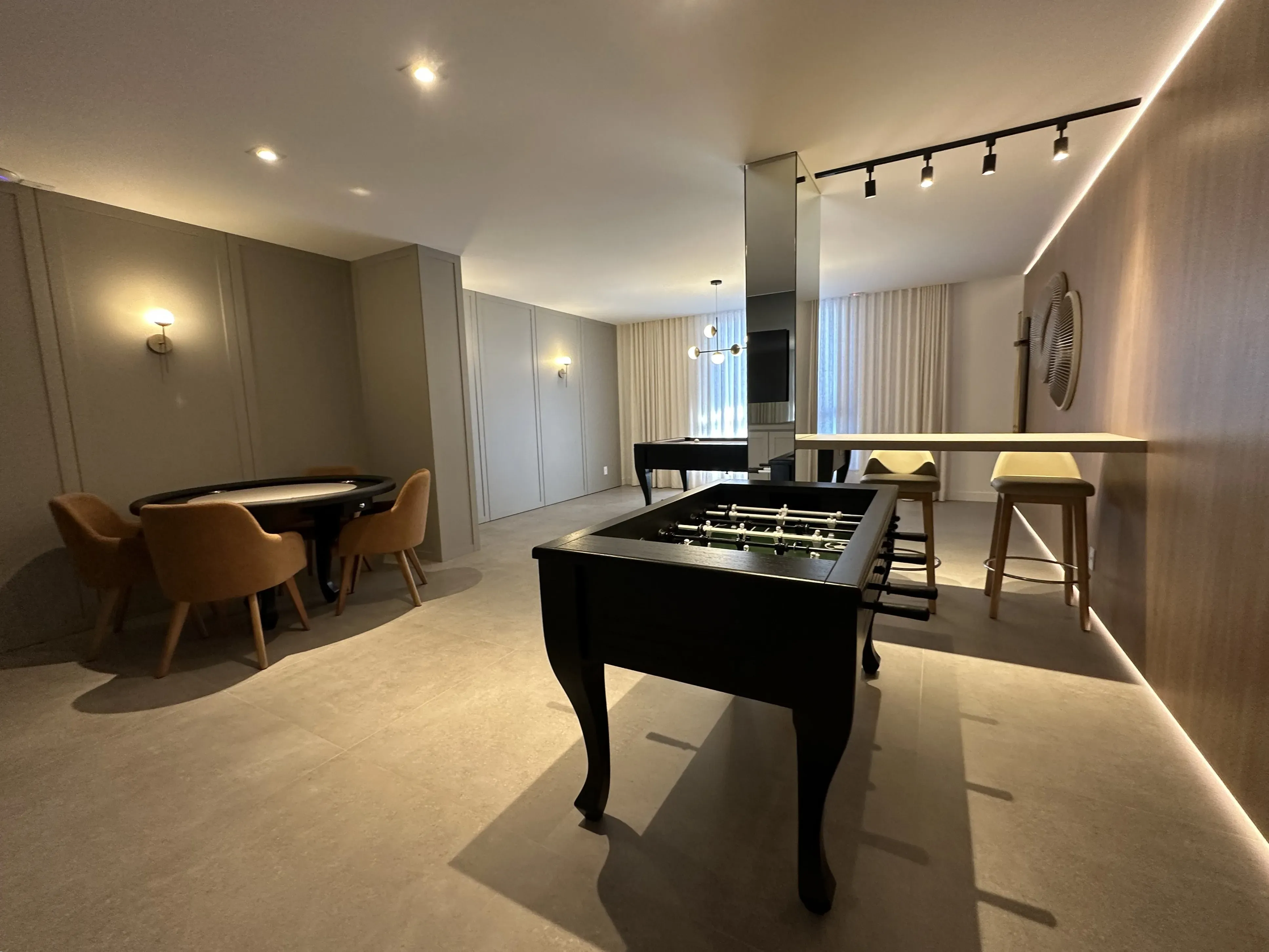 Apartamento decorado com 3 suítes e 2 vagas na garagem em Balneário Piçarras