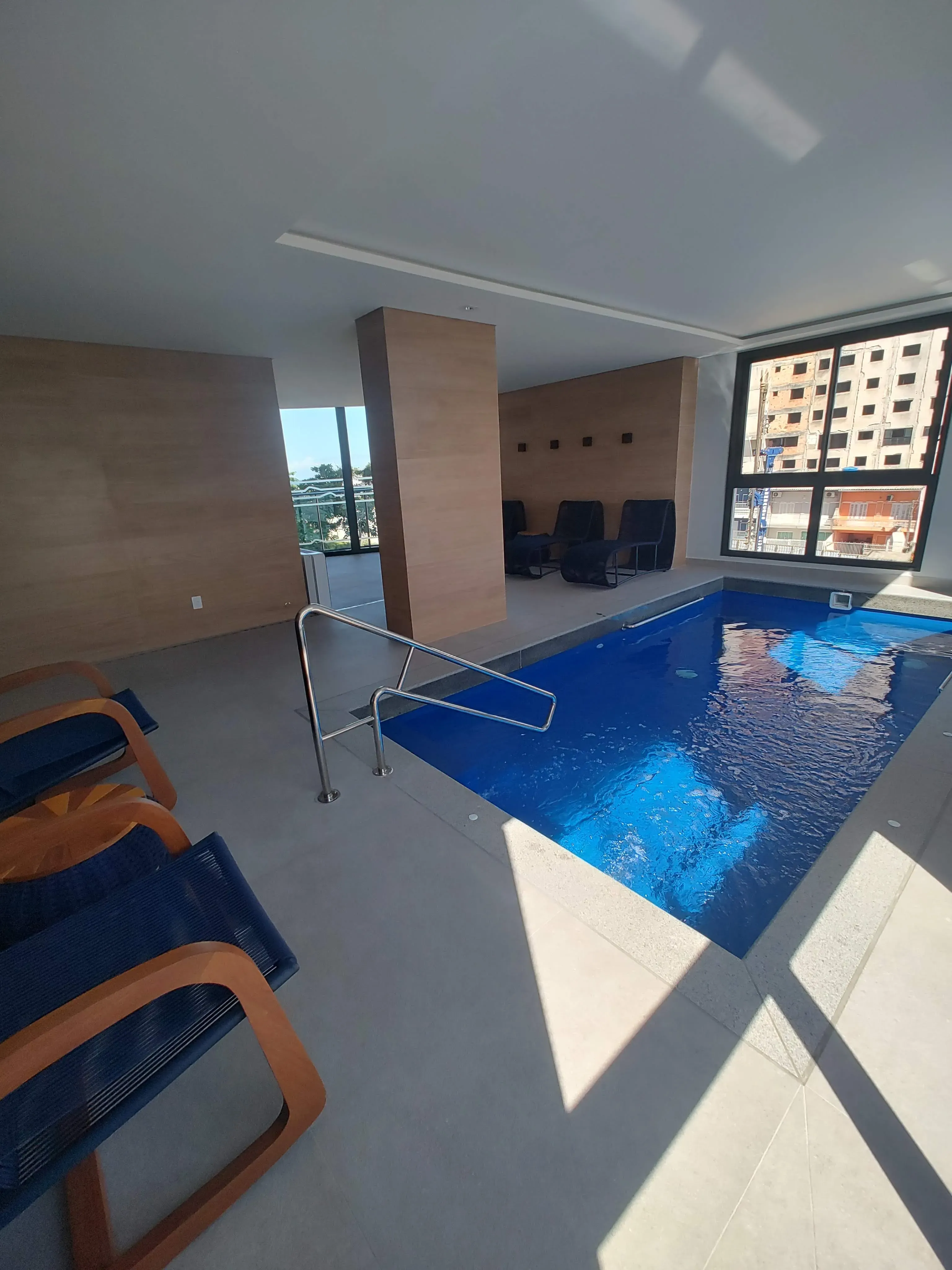 Apartamento decorado com 3 suítes e 2 vagas na garagem em Balneário Piçarras