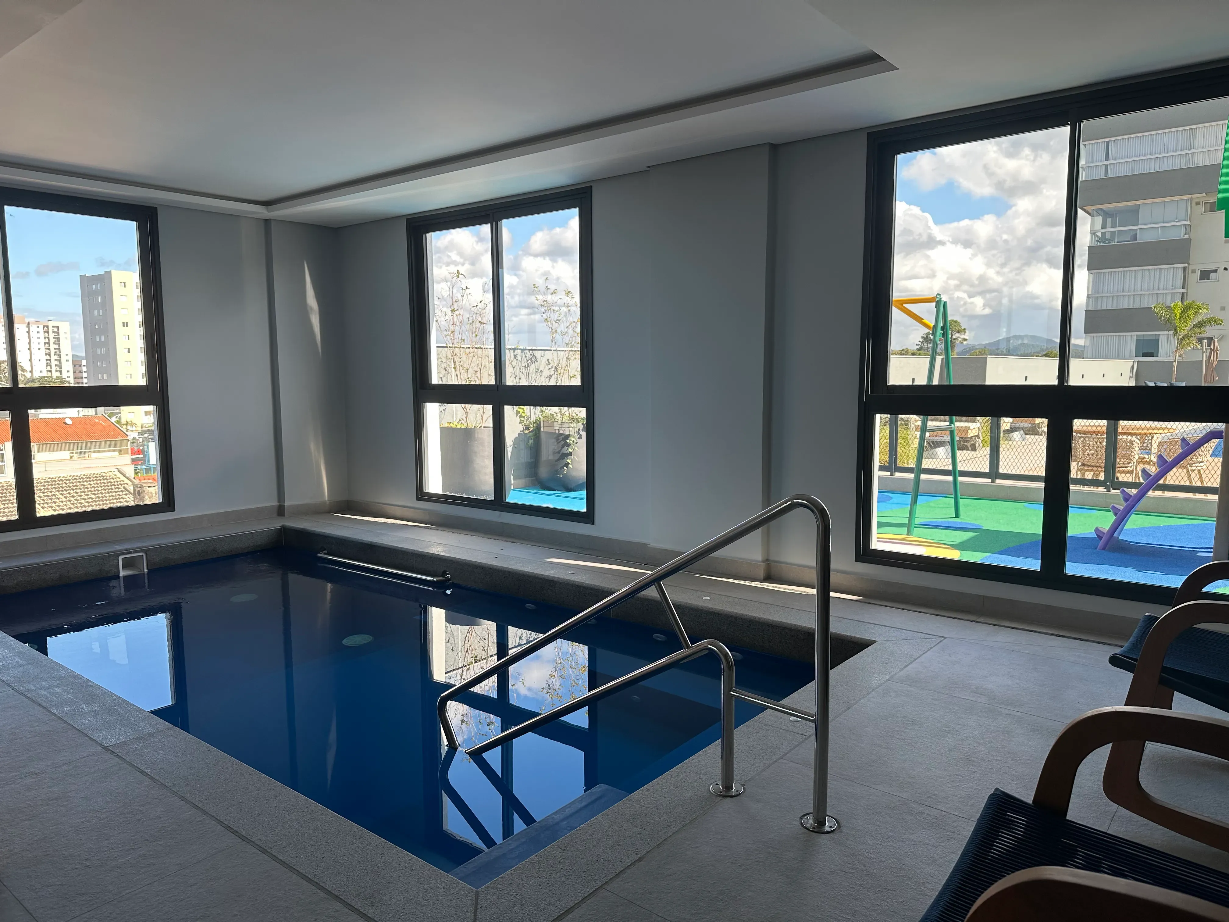 Apartamento decorado com 3 suítes e 2 vagas na garagem em Balneário Piçarras