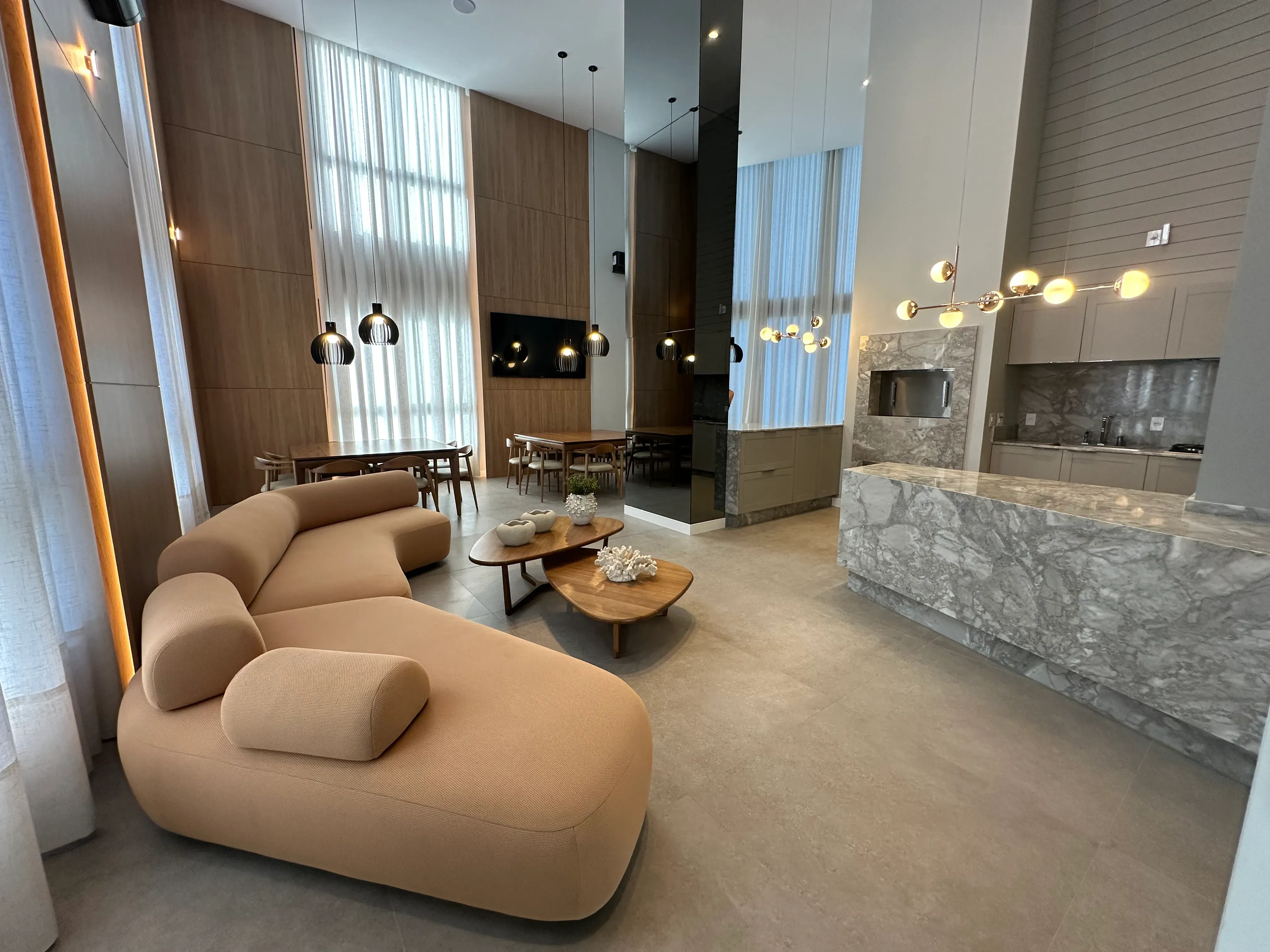 Apartamento decorado com 3 suítes e 2 vagas na garagem em Balneário Piçarras