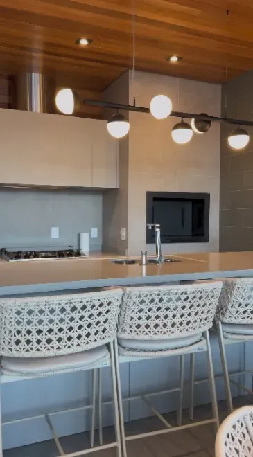 Apartamento decorado com 3 suítes e 2 vagas na garagem em Balneário Piçarras