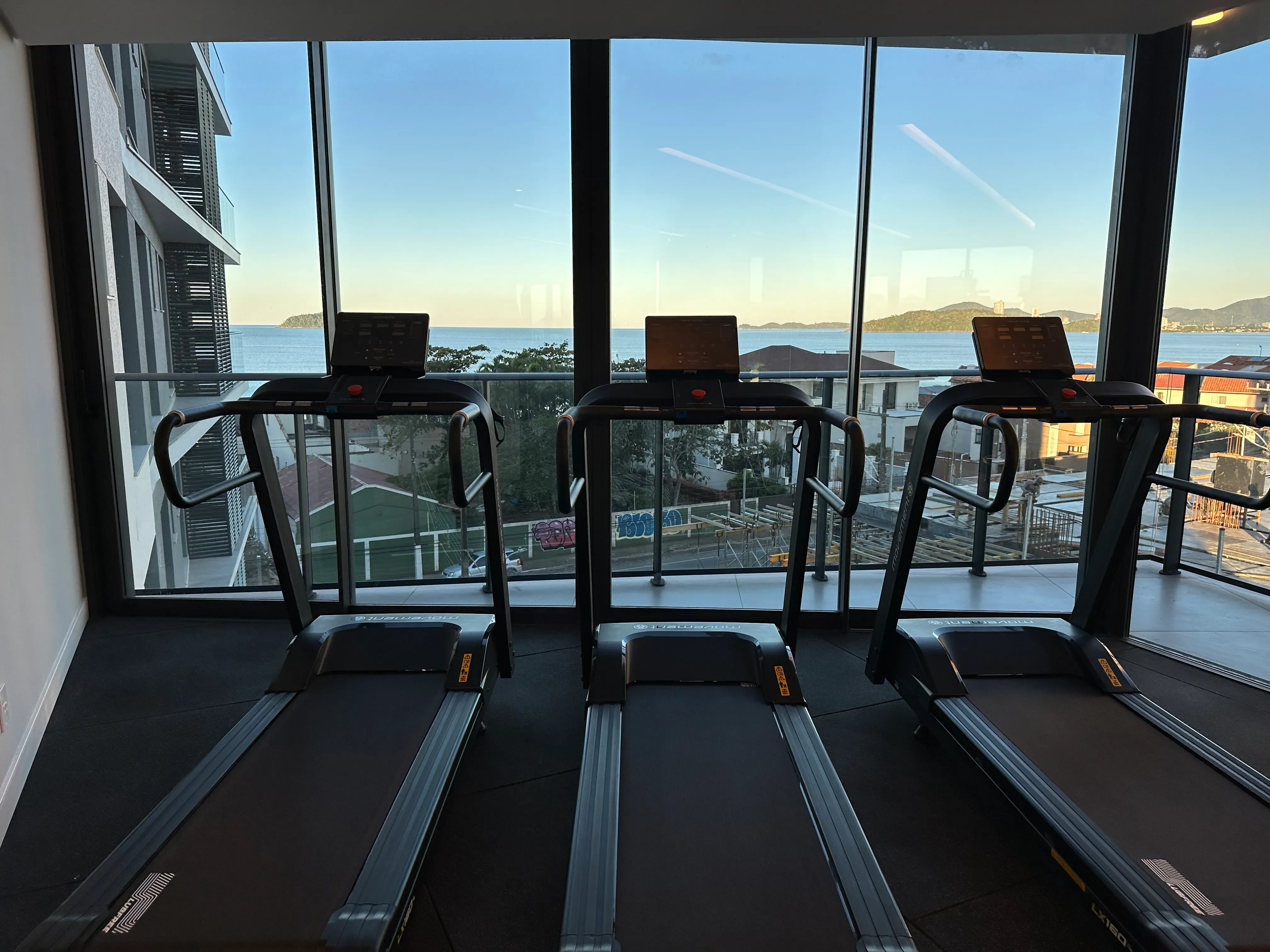 Apartamento decorado com 3 suítes e 2 vagas na garagem em Balneário Piçarras