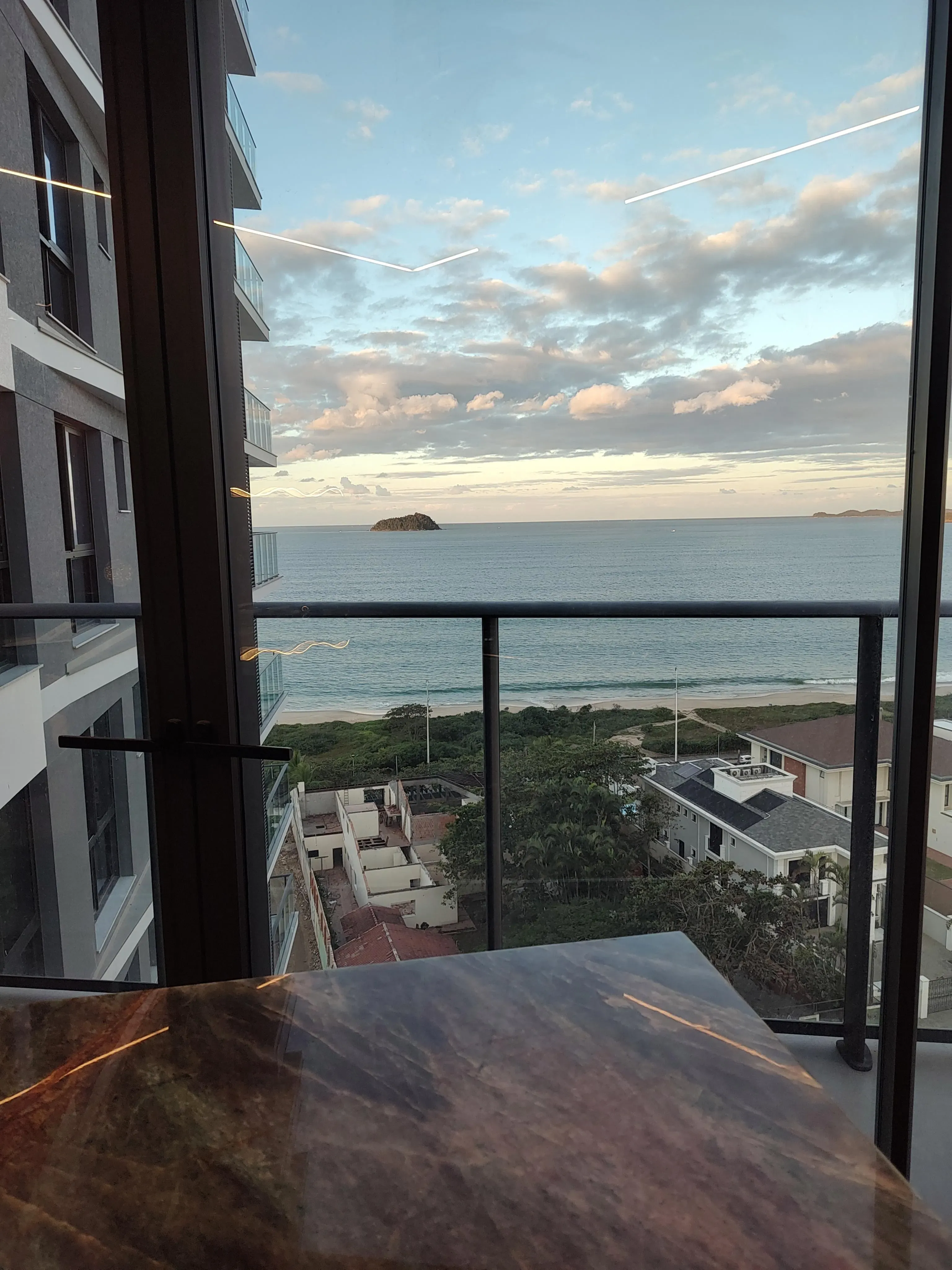 Apartamento decorado com 3 suítes e 2 vagas na garagem em Balneário Piçarras