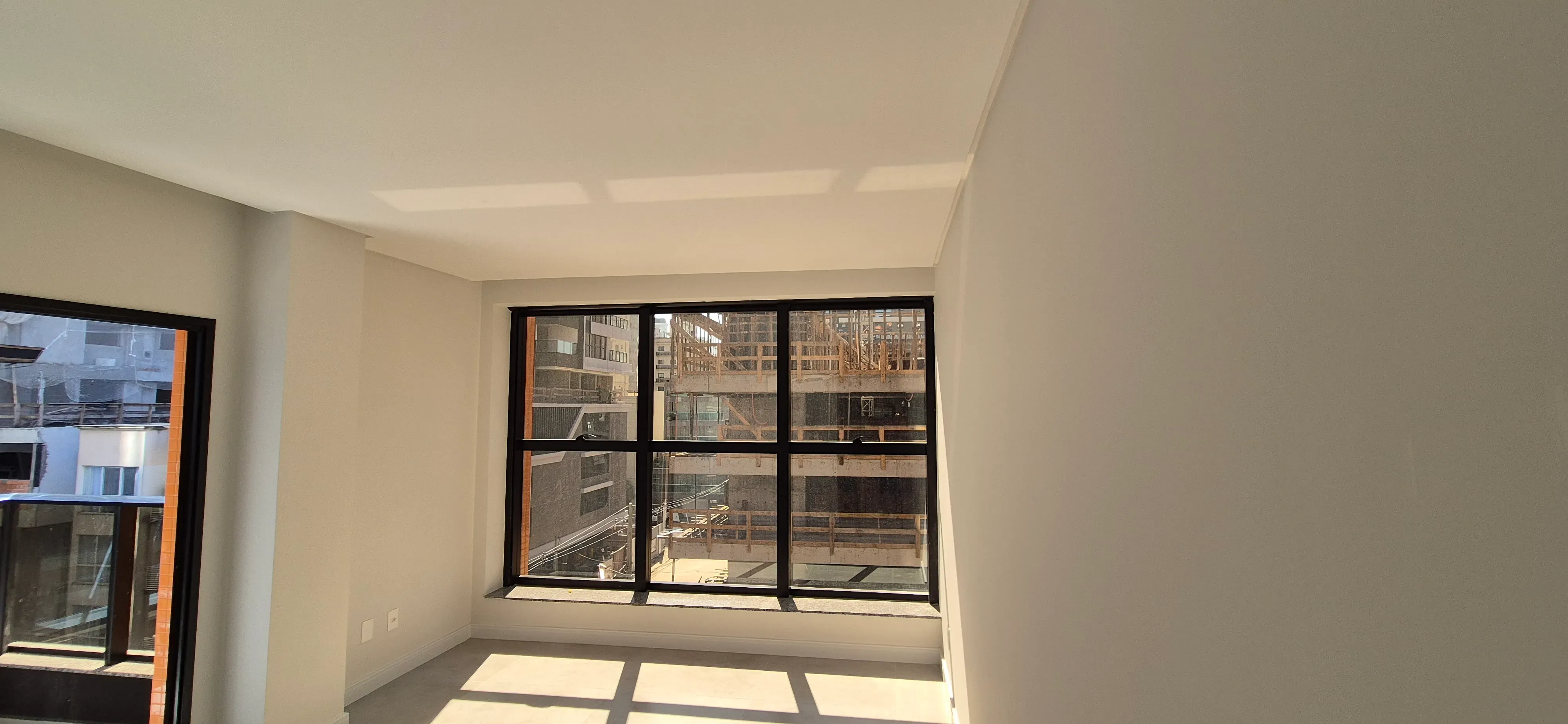 Apartamento com 4 dormitórios sendo 4 suítes e 2 vagas de garagem em Porto Belo/SC