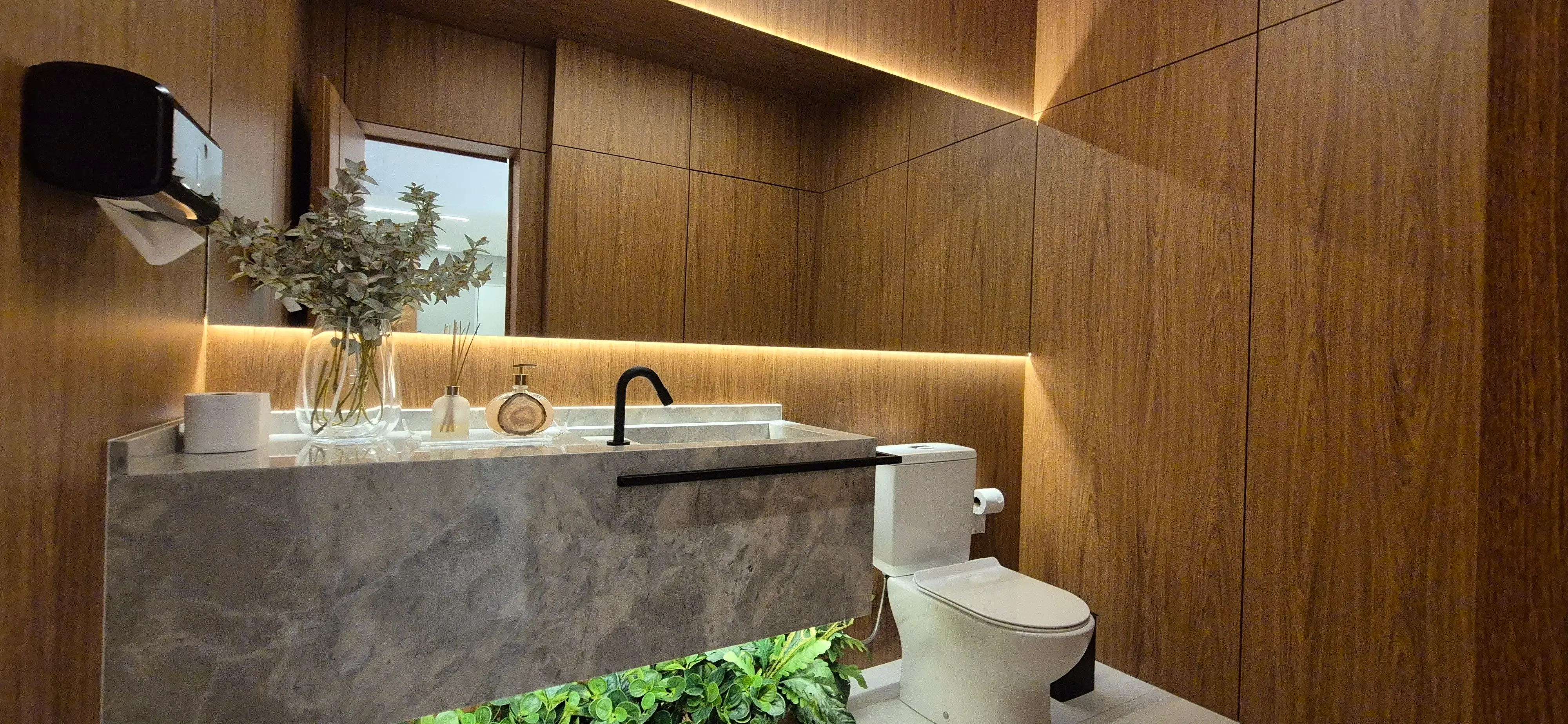 Apartamento com 4 dormitórios sendo 4 suítes e 2 vagas de garagem em Porto Belo/SC