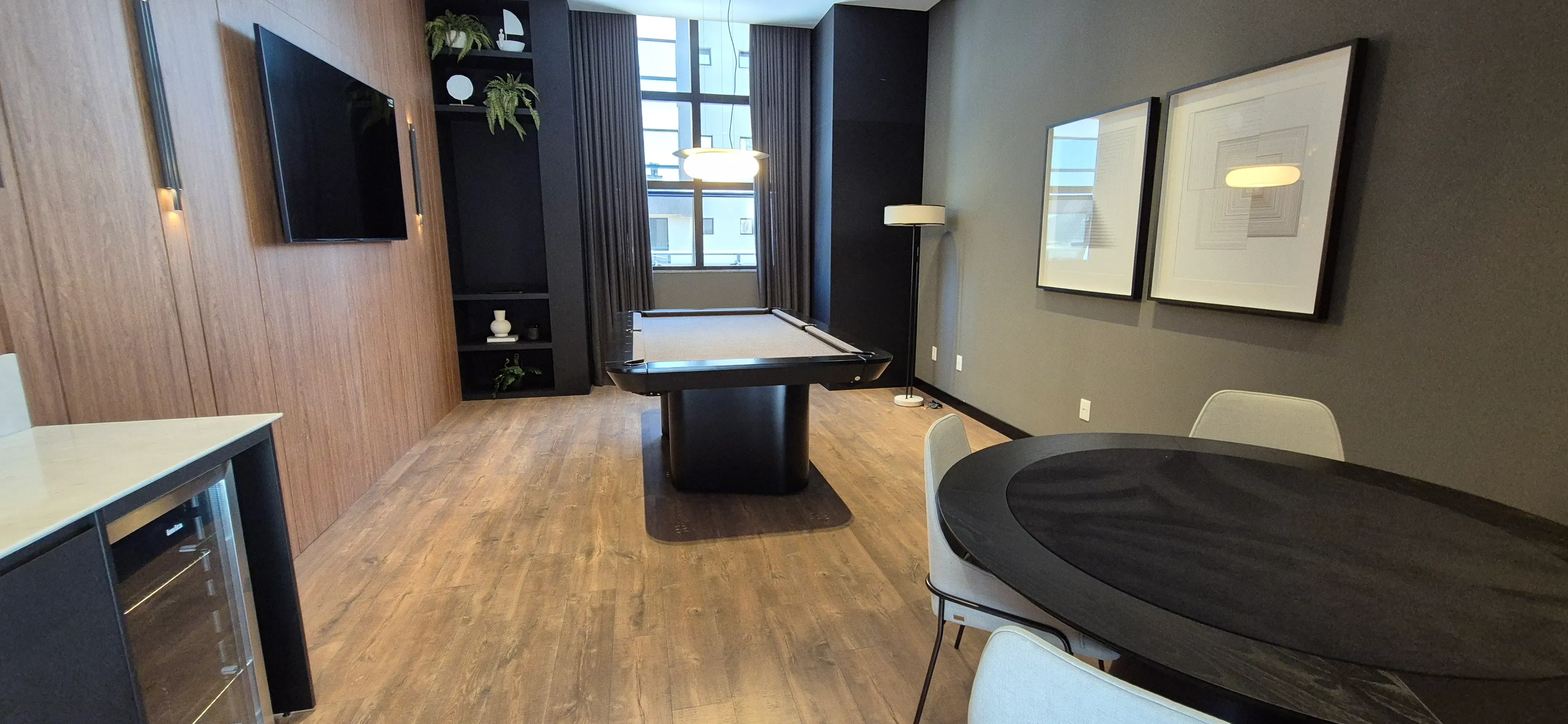 Apartamento com 4 dormitórios sendo 4 suítes e 2 vagas de garagem em Porto Belo/SC