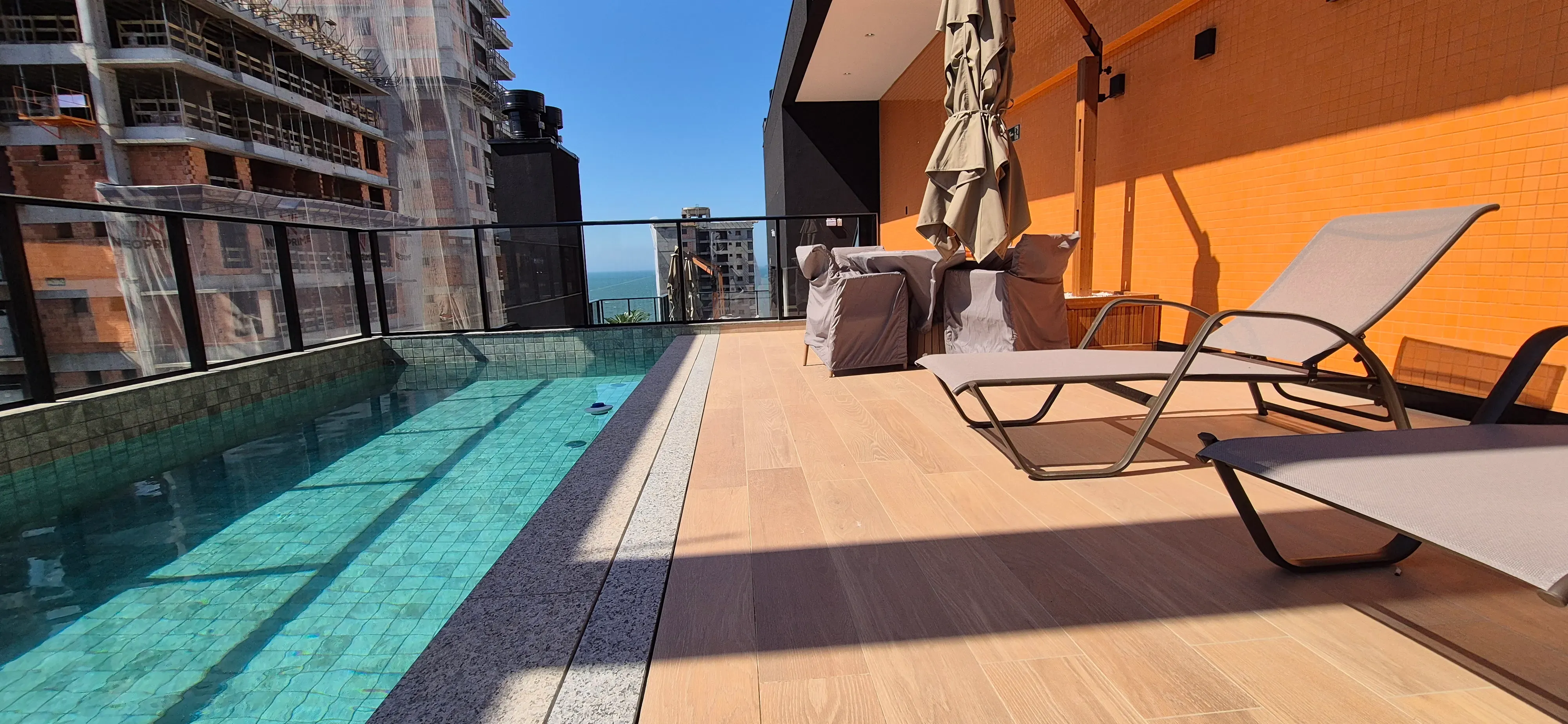 Apartamento com 4 dormitórios sendo 4 suítes e 2 vagas de garagem em Porto Belo/SC