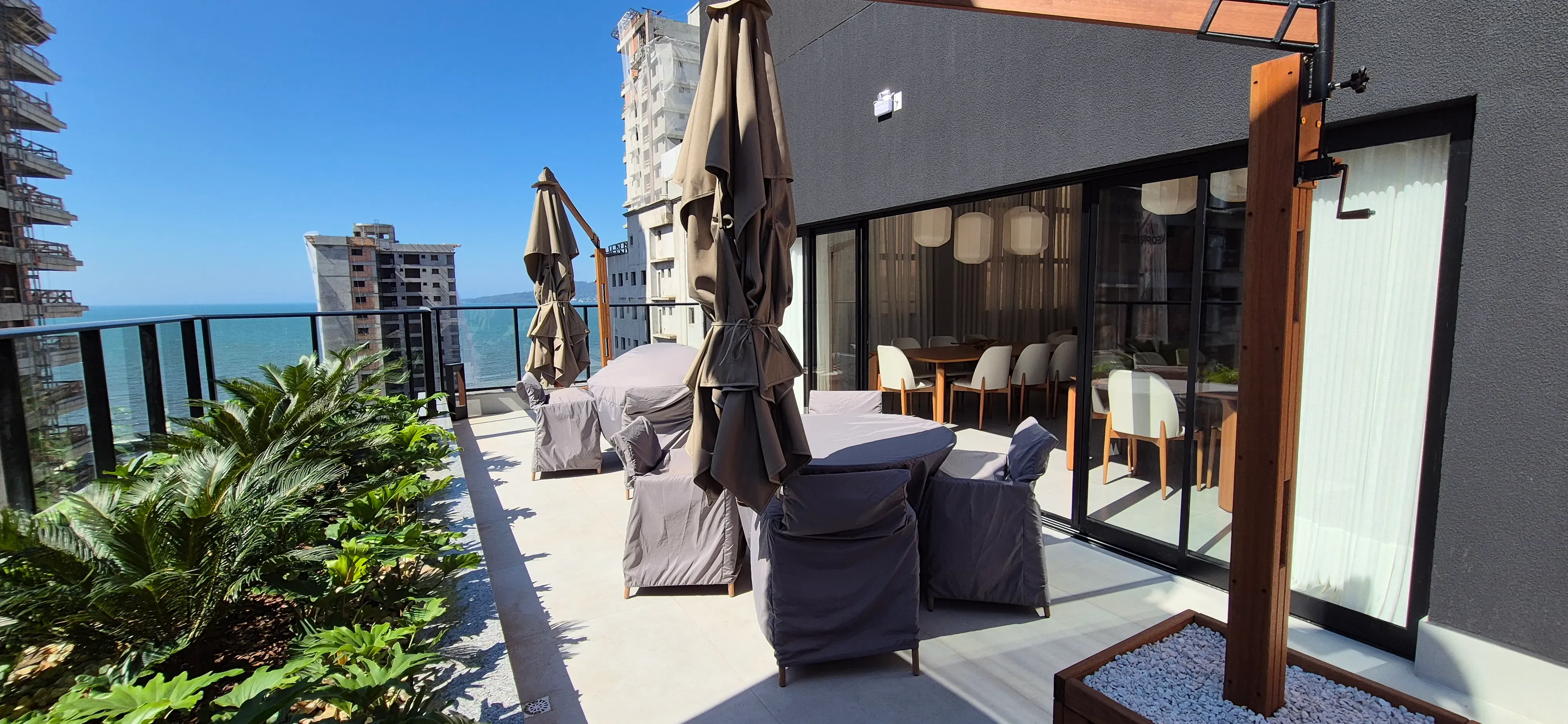 Apartamento com 4 dormitórios sendo 4 suítes e 2 vagas de garagem em Porto Belo/SC