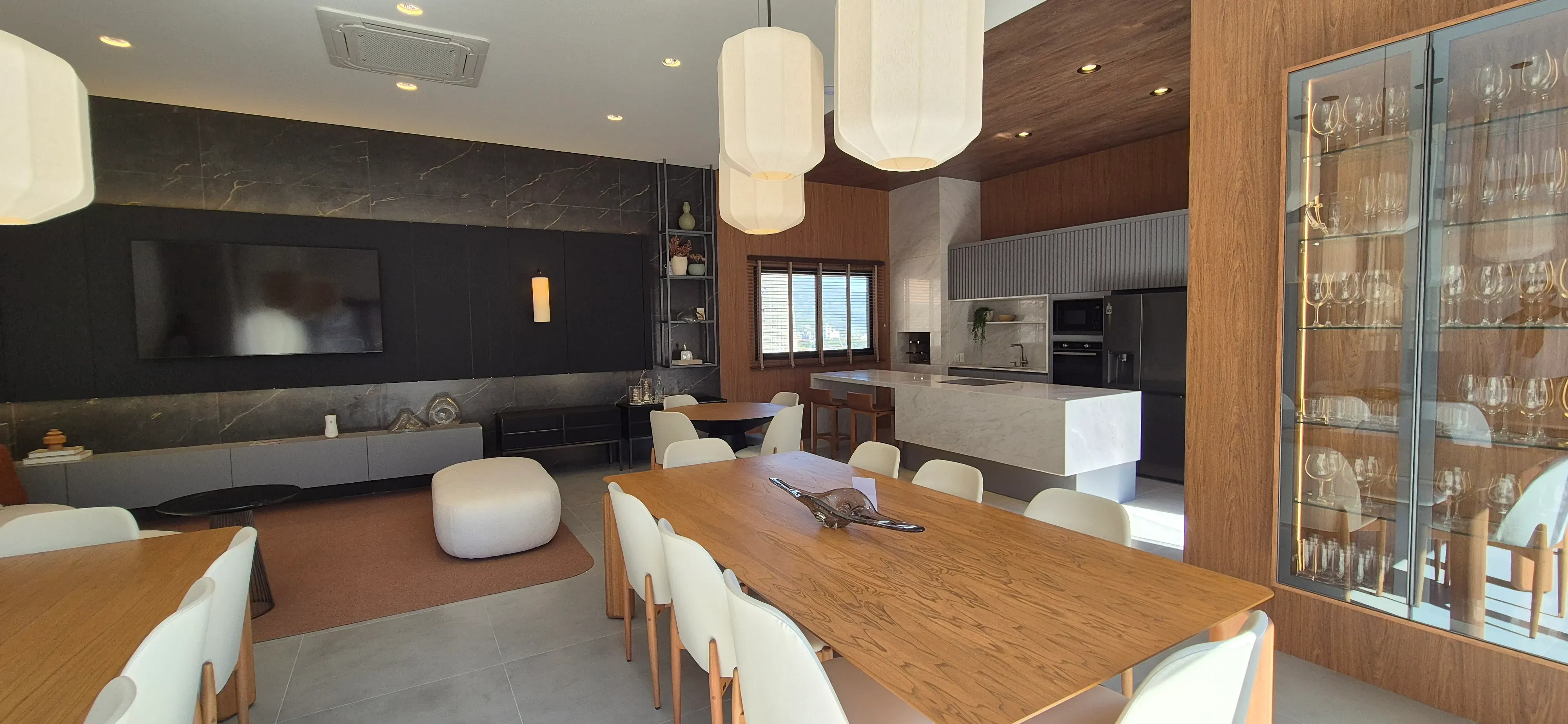 Apartamento com 4 dormitórios sendo 4 suítes e 2 vagas de garagem em Porto Belo/SC